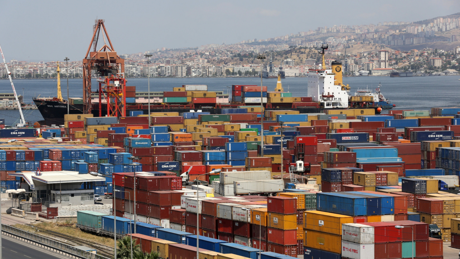 Container stehen im Hafen von Izmir. | dpa