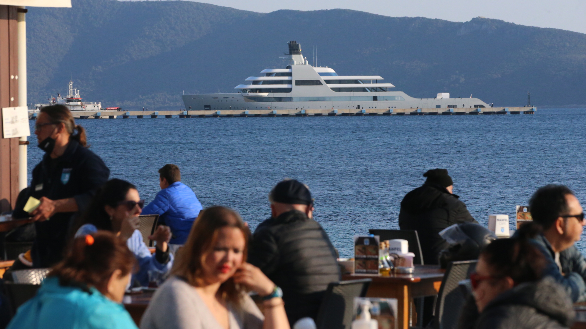 Ein Café an der Hafenkante von Mugla - im Hintergrund die Yacht "My Solaris" des russischen Oligarchen Roman Abramowitsch. | EPA