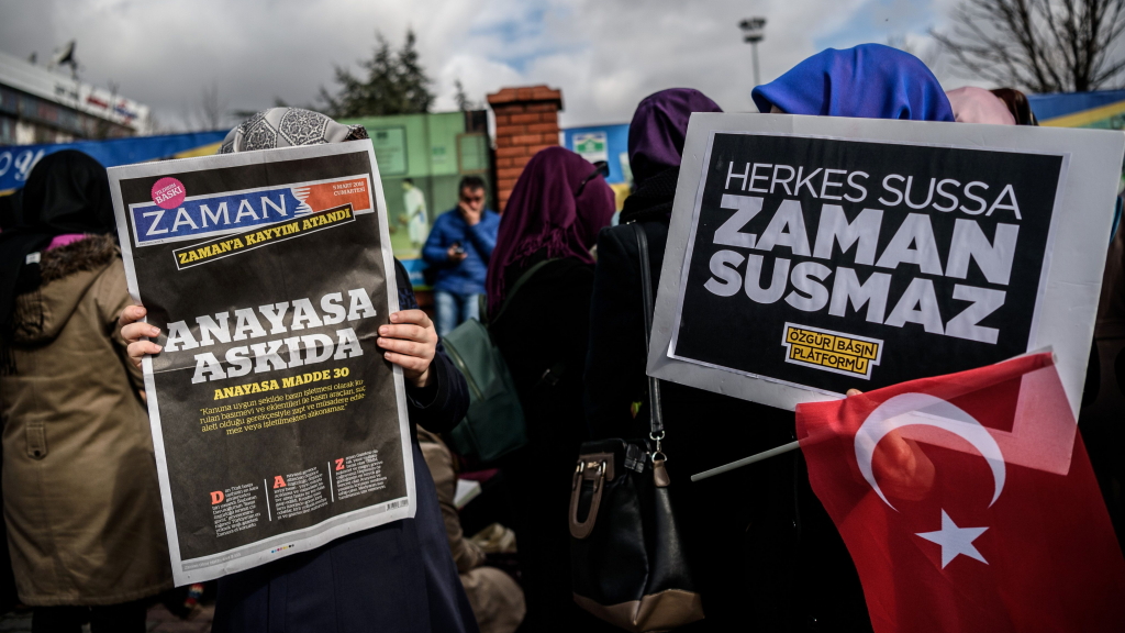 Türken protestieren mit der aktuellen "Zaman"-Ausgabe oder Plakaten mit der Aufschrift "Zaman wird nicht schweigen" für die Pressefreiheit.