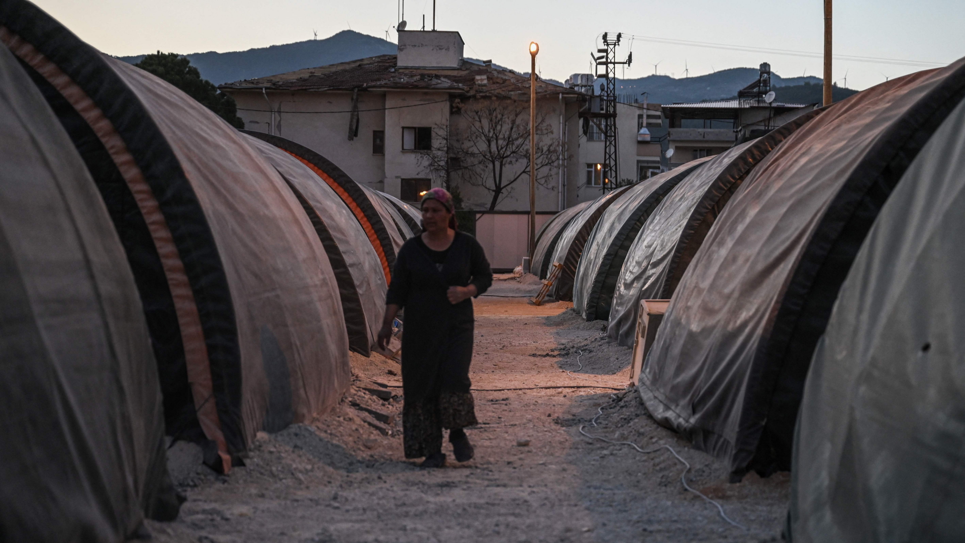 Eine Frau läuft durch ein Zeltlager im türkischen Hatay (Archivbild, aufgenommen am 09.03.2023) | AFP