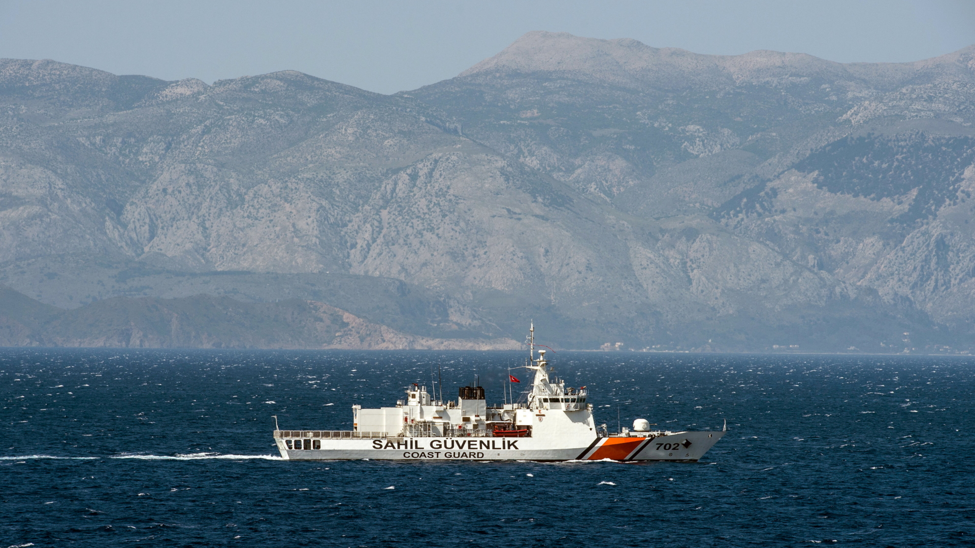 Ein Boot der türkischen Küstenwache patrouilliert im Ägäischen Meer. | dpa