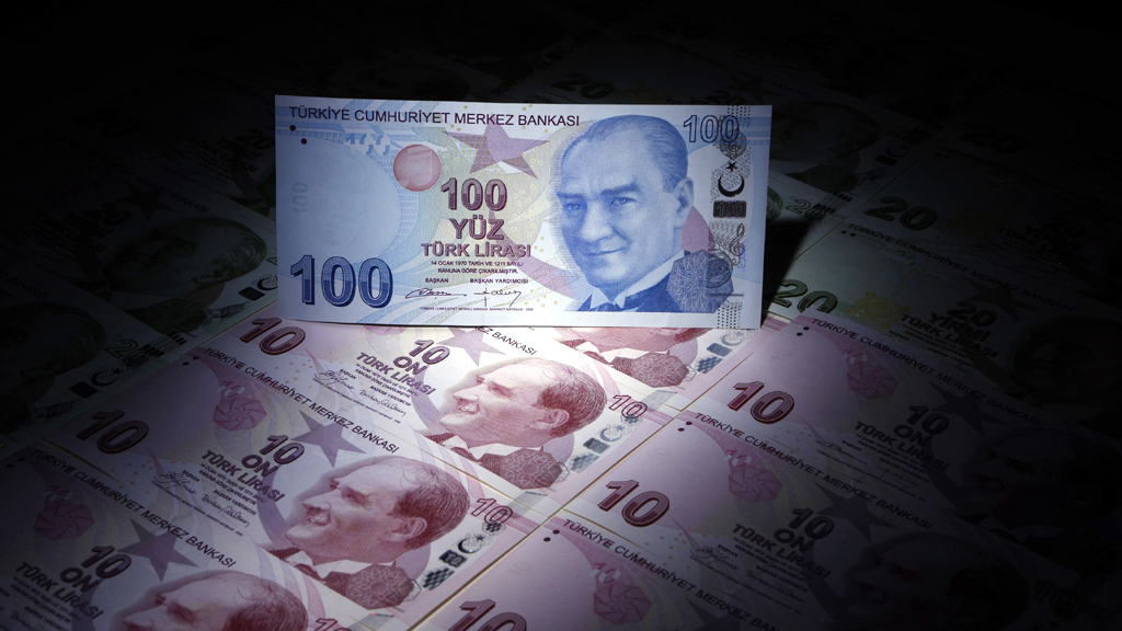Eine türkischer 100-Lira-Geldschein steht auf einem Stapel von 10-Lira-Scheinen