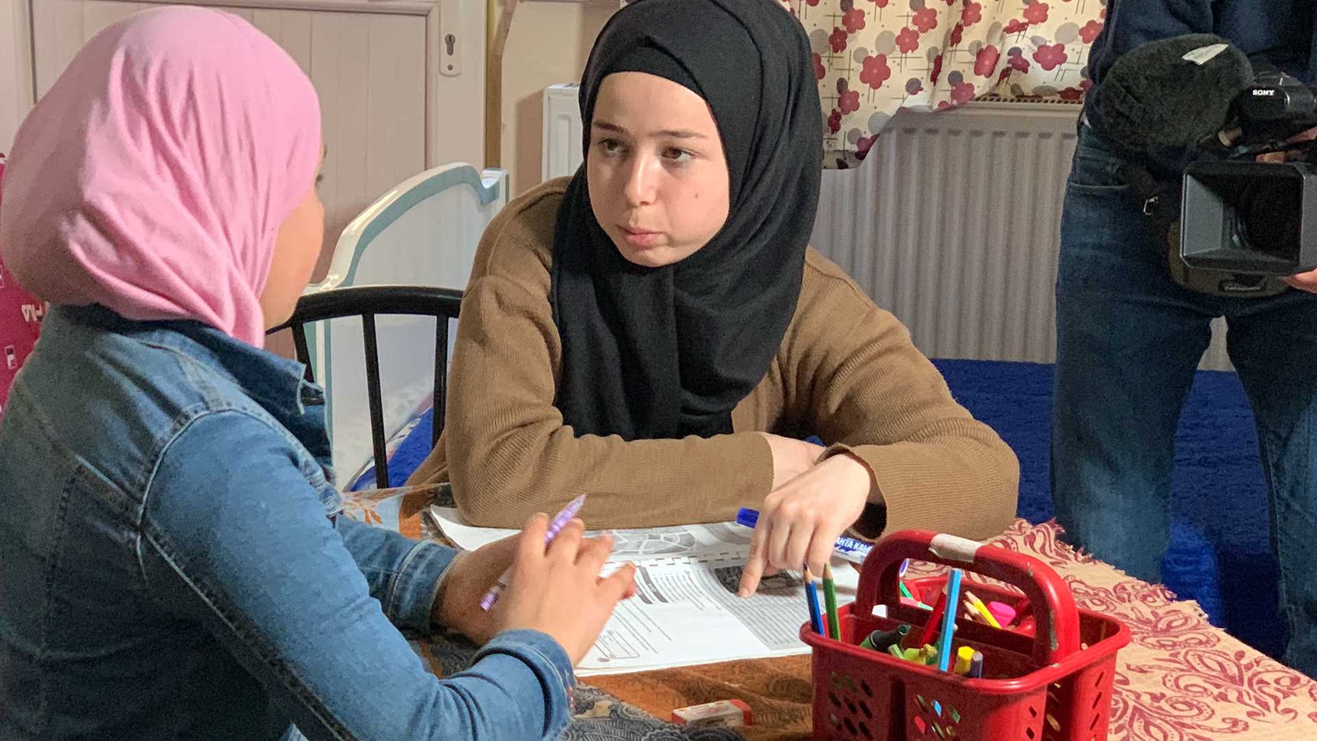 Raniye Ayse gibt junger Syrerin Türkisch-Unterricht | Bernhard Niebrügge