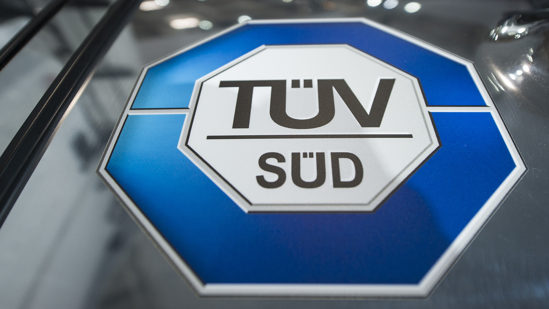Logo Tüv-Süd | Bildquelle: picture alliance / dpa