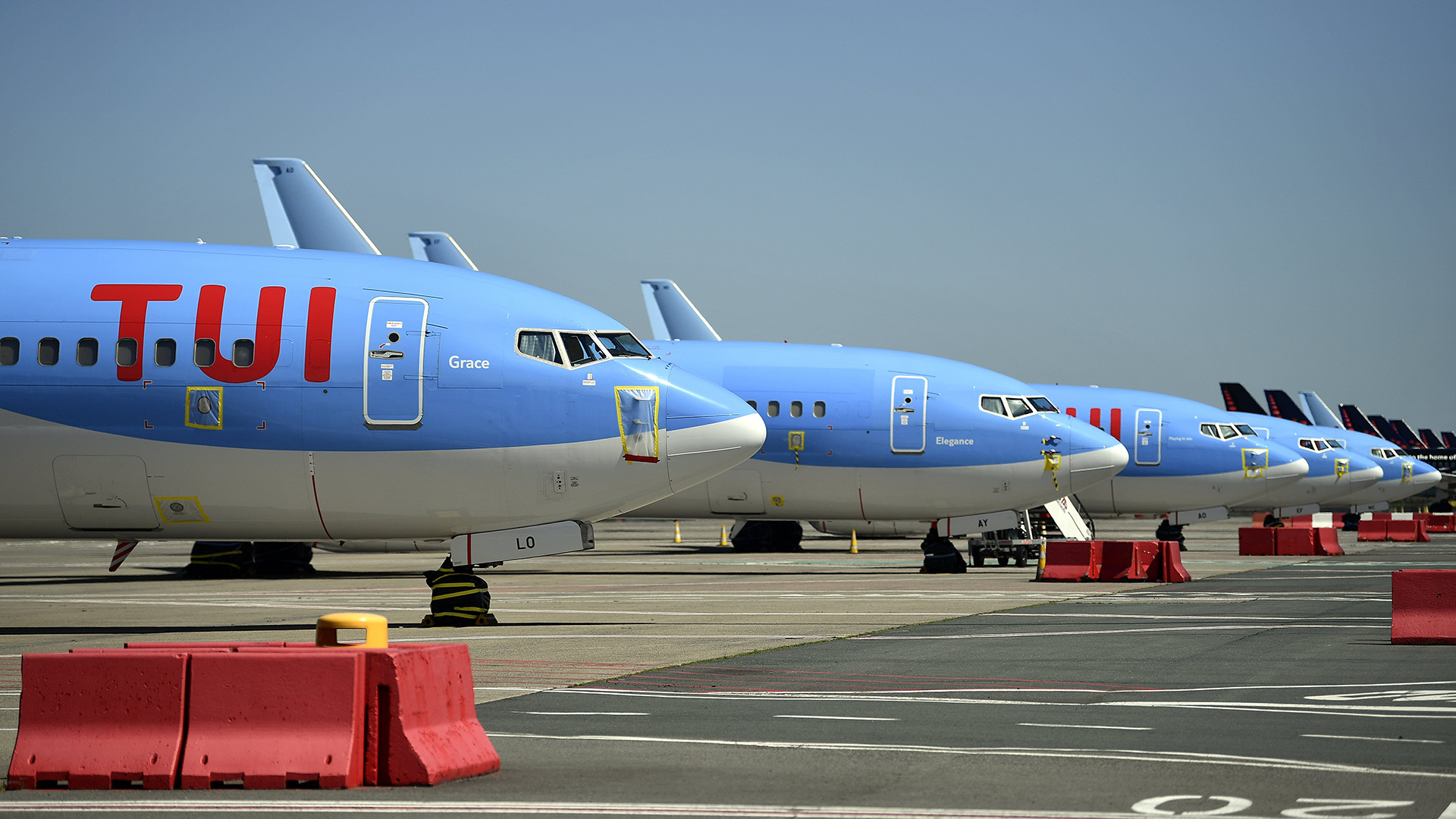 Flugzeuge des Unternehmens TUI auf dem Flugfeld | dpa