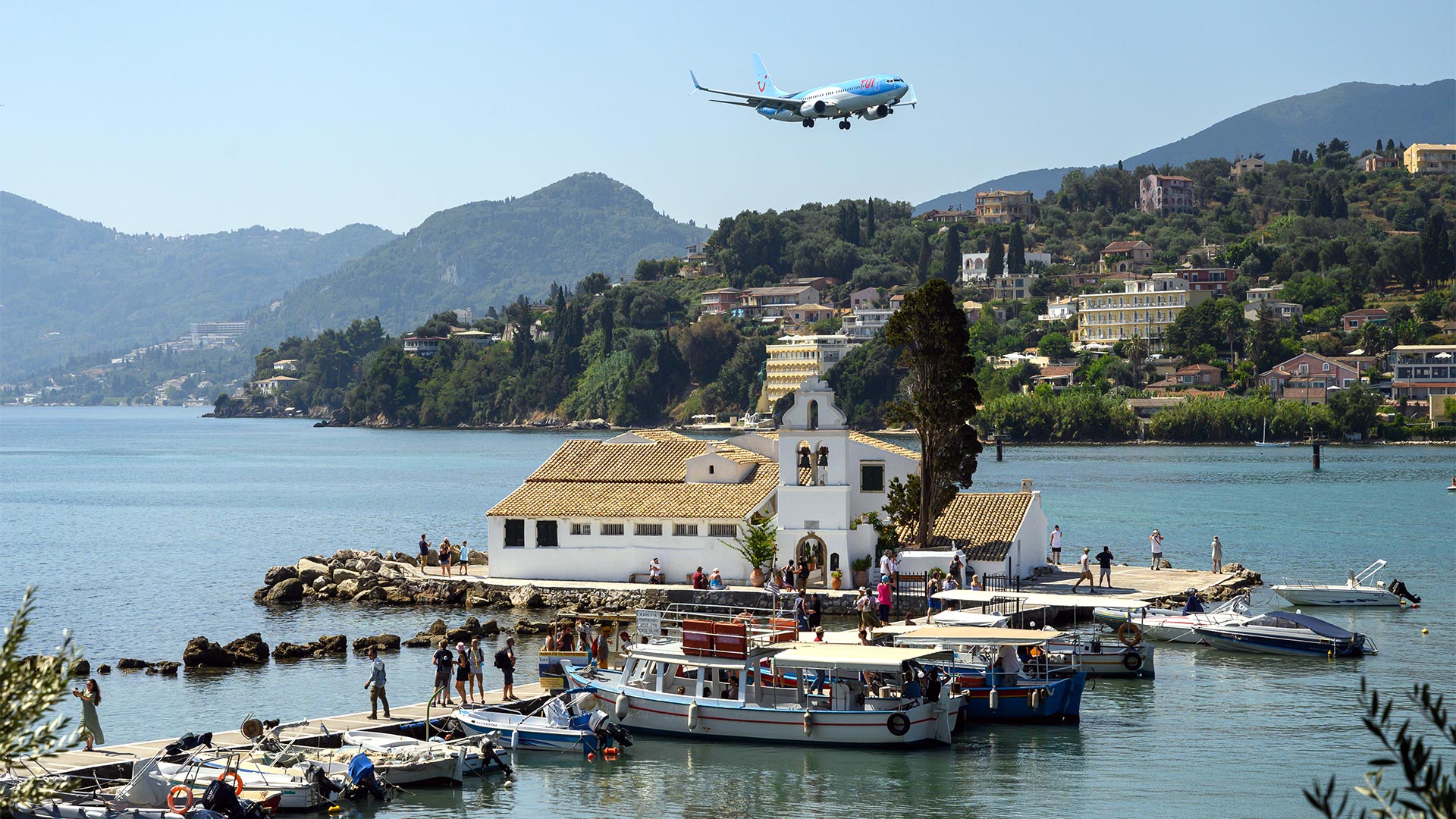 Ein Tui-Flugzeug im Landeanflug auf den Flughafen der Insel Korfu, Griechenland | picture alliance/dpa/dpa-Zentral