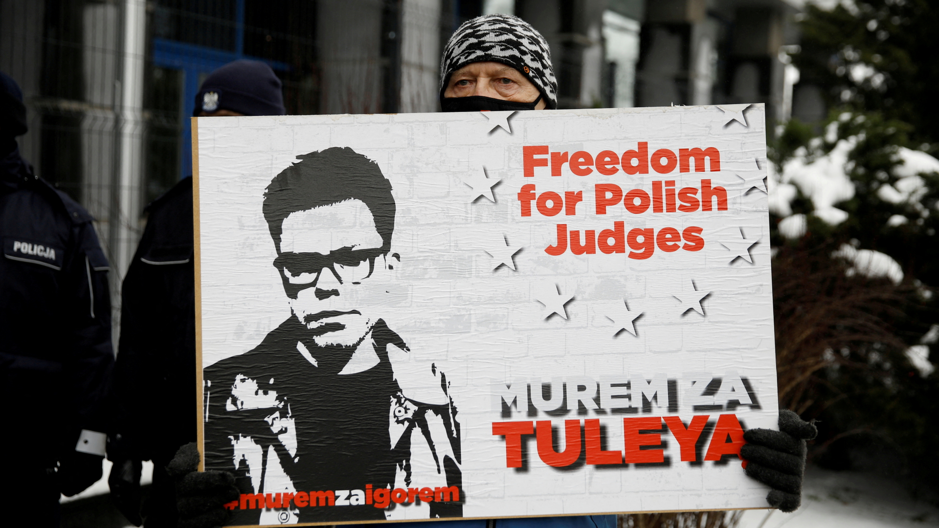 Ein Unterstützer des Richters Igor Tuleya protestiert im Januar 2021 in Warschau. | REUTERS