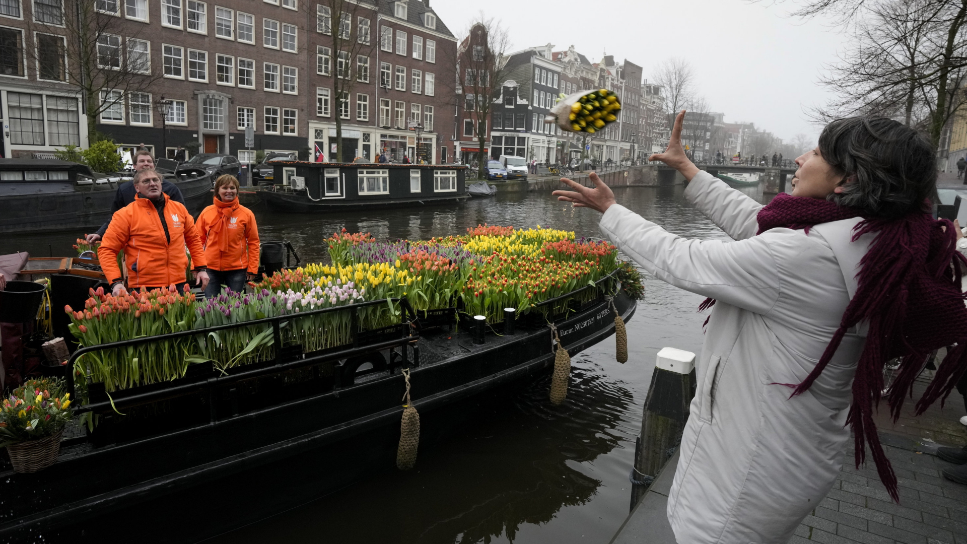 Eine Frau fängt einen Tulpenstrauß in Amsterdam. | AP