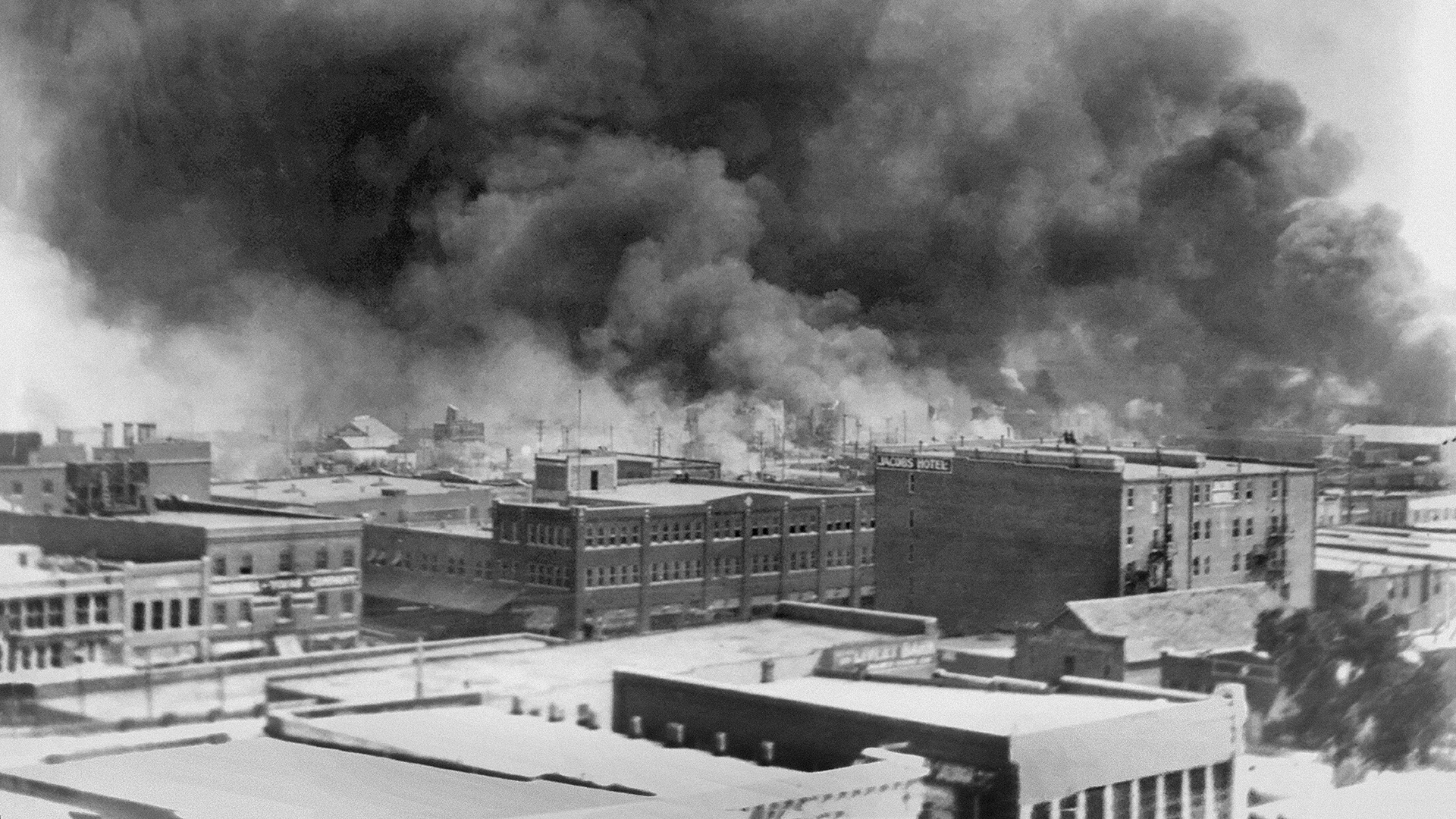 Schwarzer Rauch steigt während der Rassenunruhen am 01.06.1921 über Tulsa im US-Bundesstaat Oklahoma auf.  | dpa