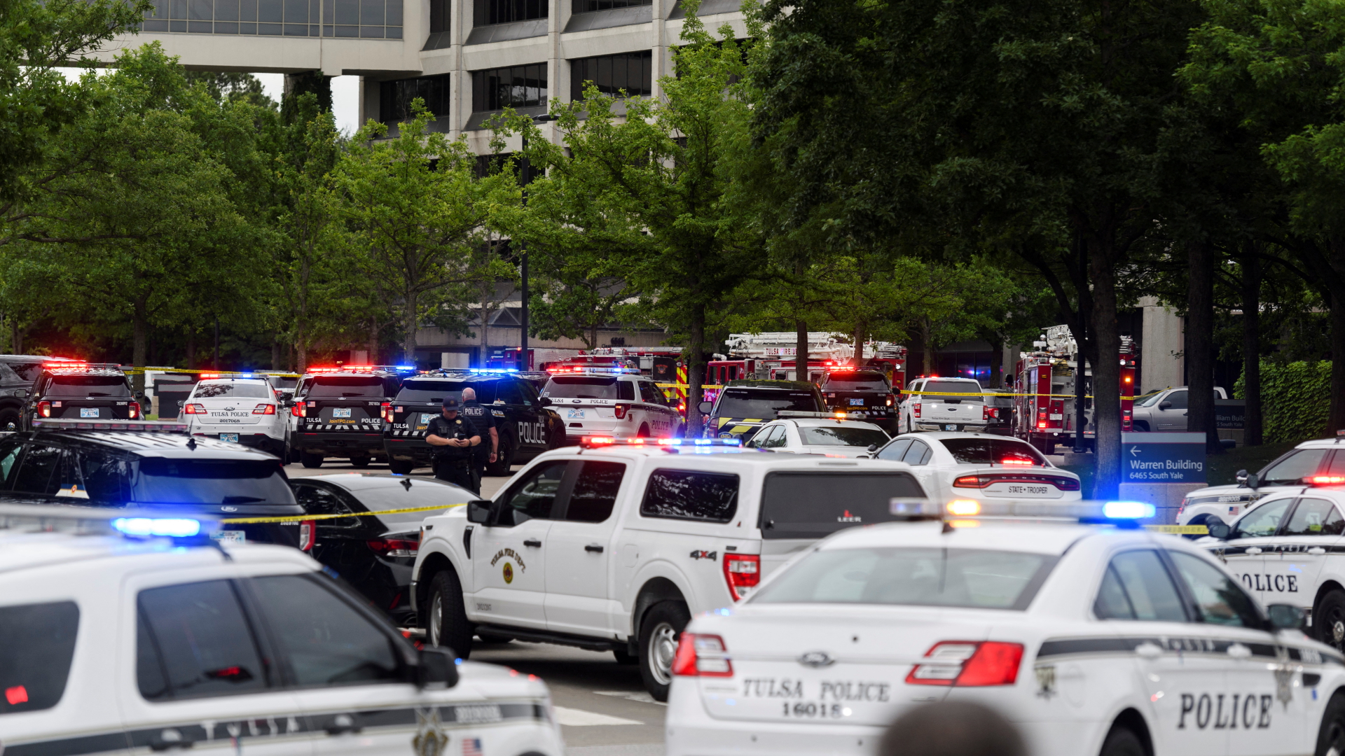 Einsatzkraefte vor einem Krankenhaus in Tulsa | REUTERS