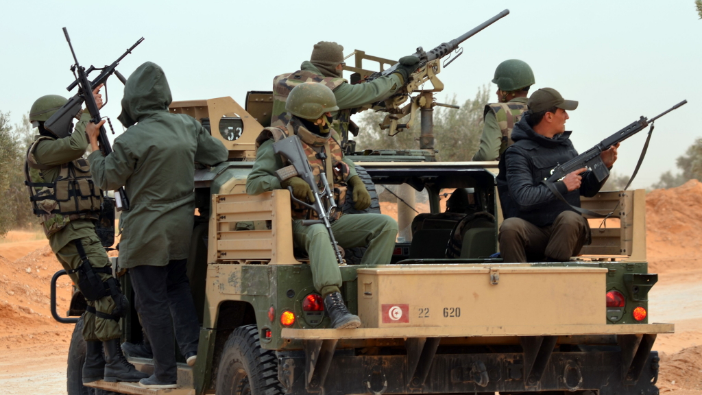 Tunesische Soldaten patrouillieren bei Ben Guerdane. | null