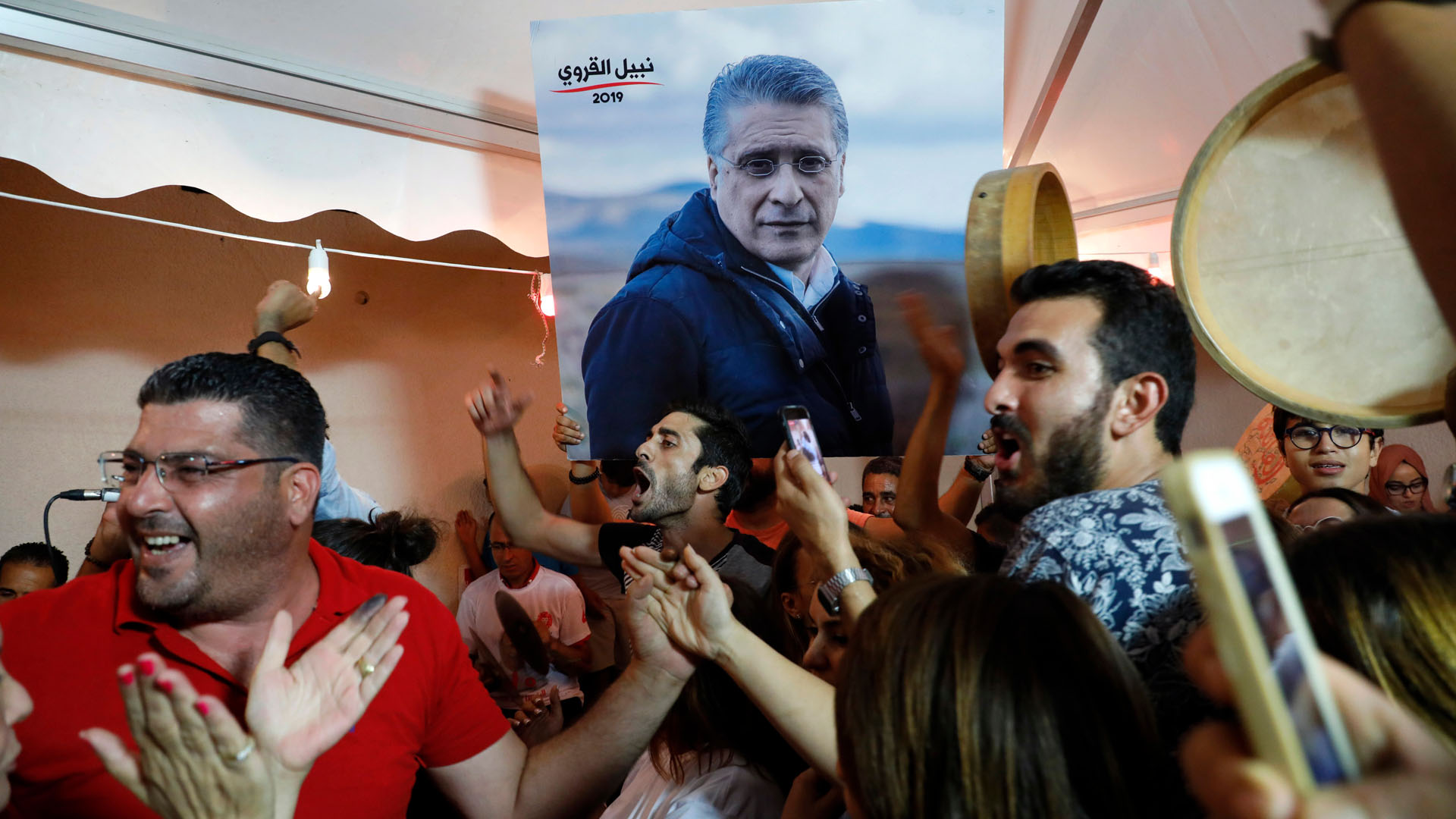Anhänger von Nabil Karoui feiern den derzeit inhaftierten Medienmogul, nachdem die Resultate bekannt werden. | STR/EPA-EFE/REX