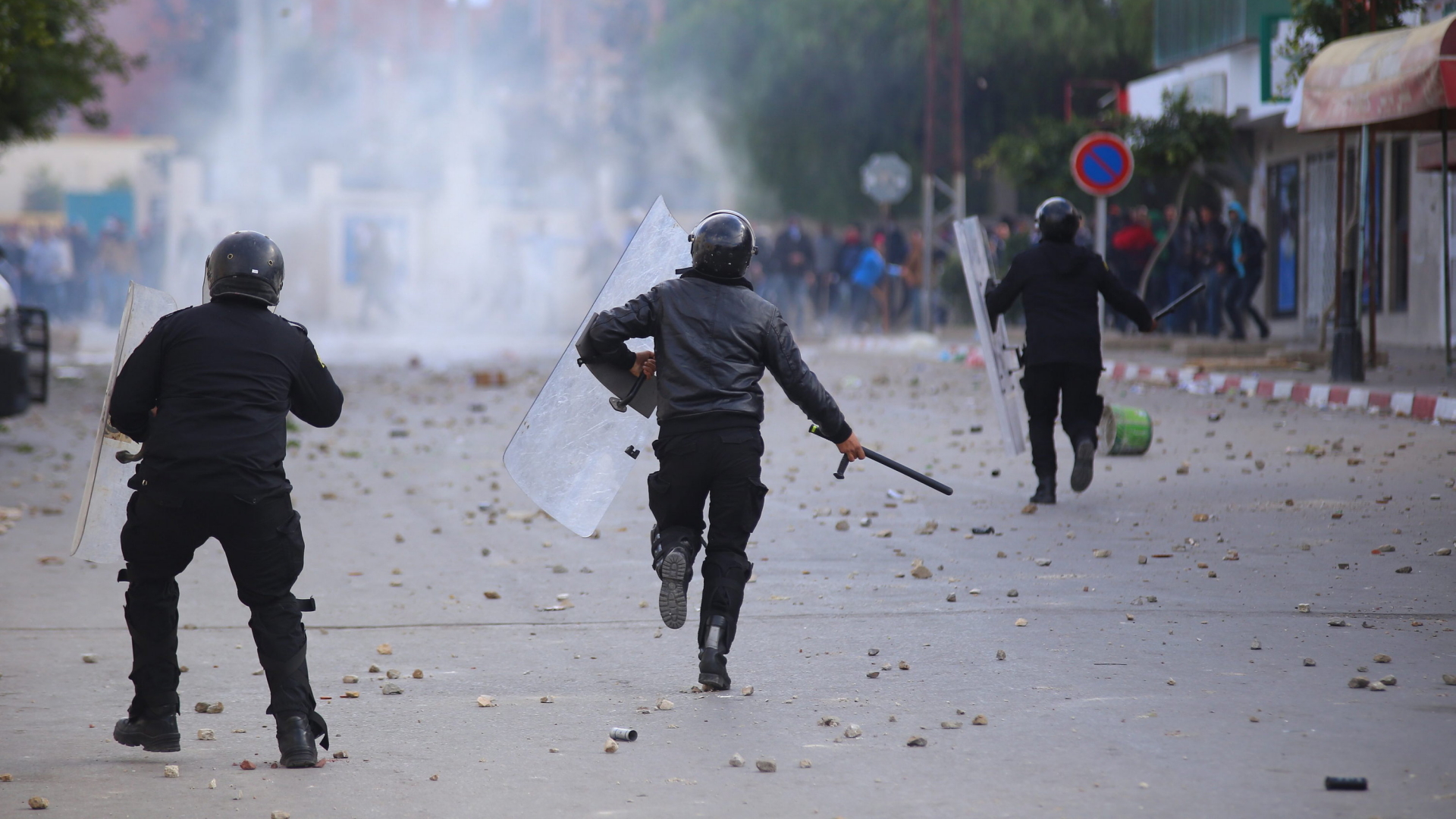 Tunesische Polizisten gehen gegen Demonstranten vor | dpa