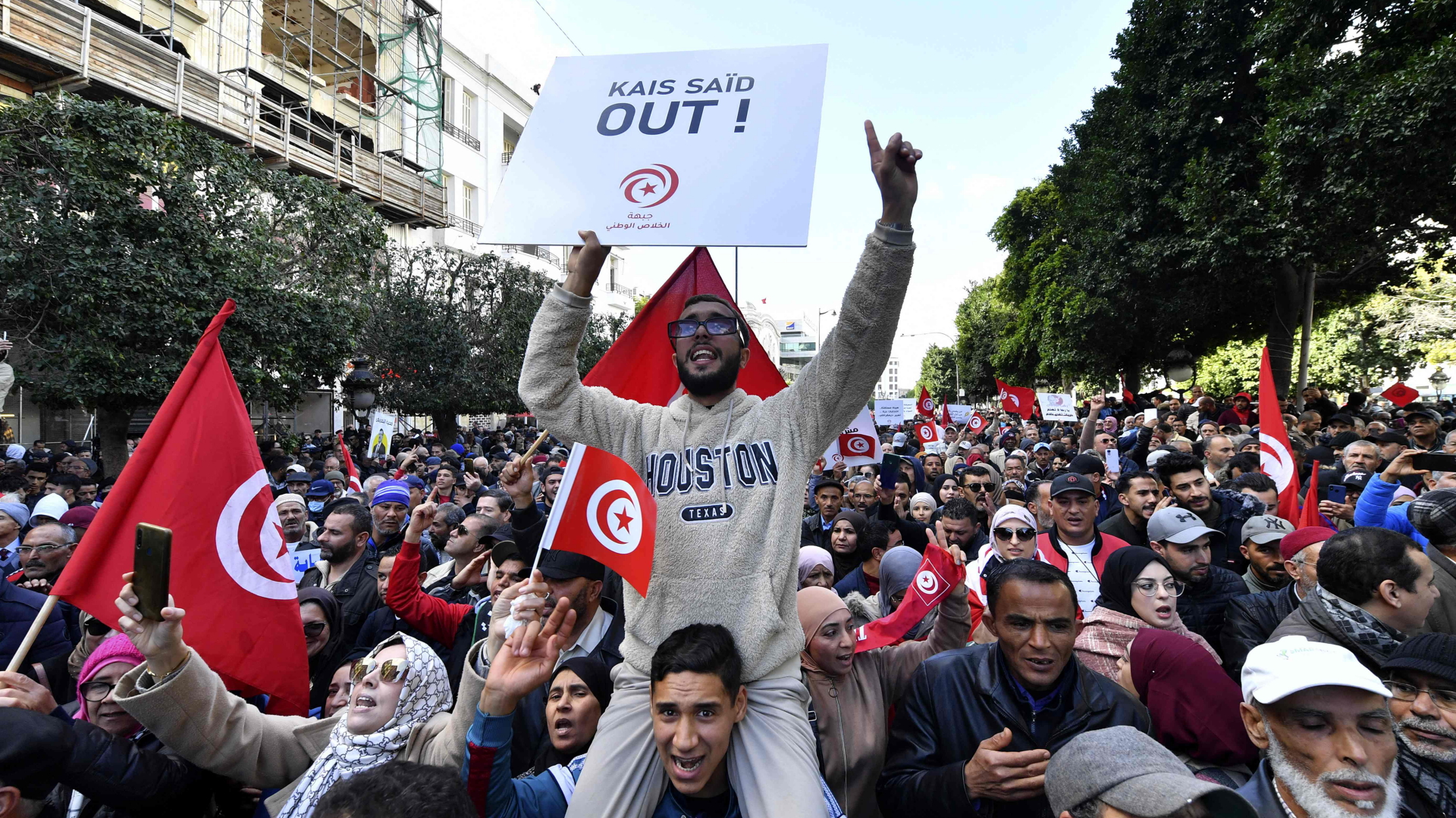 "Kais Said out", steht auf dem Plakat eines Demonstranten in Tunis. | AFP