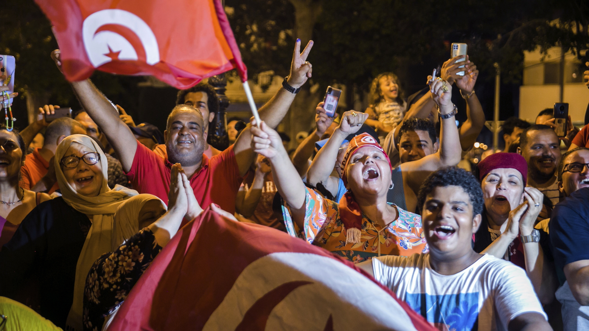 Anhänger des tunesischen Präsidenten Saied feiern nach dem vorläufigen Ergebnis des Verfassungsreferendums in Tunesien. | dpa