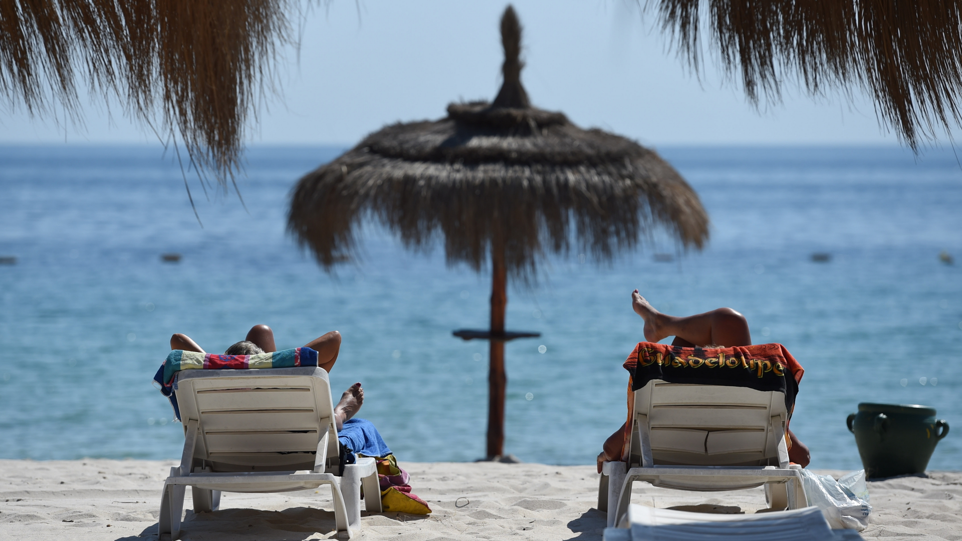 Touristen liegen am Strand in Sousse (Archivbild). | dpa