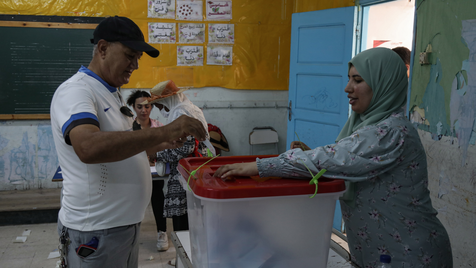 Ein Mann wirft seinen Stimmzettel in eine Wahlurne während des tunesischen Verfassungsreferendums. | dpa