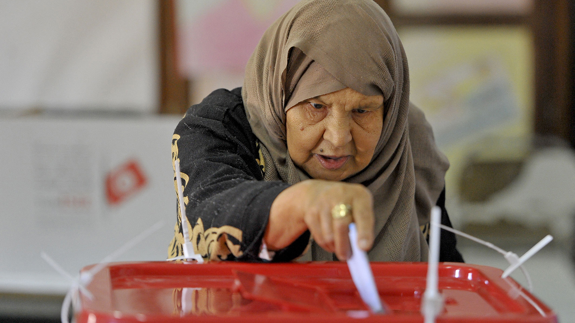 Eine Frau gibt seine Stimme in einer Wahlurne in einem Wahllokal während der Parlamentswahlen 2022 ab. | AFP