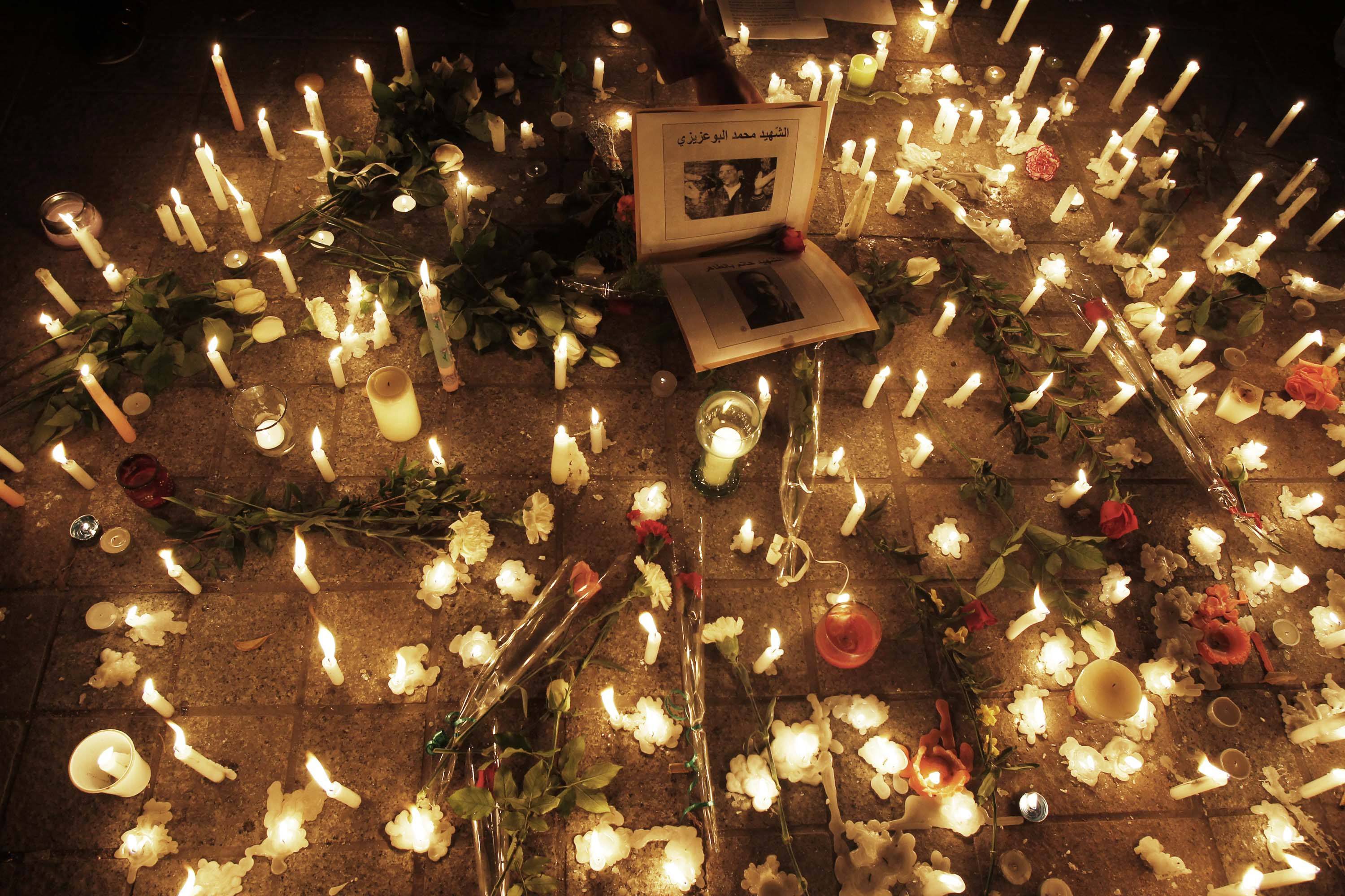 Kerzen umrahmen ein Bild des tunesischen Obstverkäufers Mohamed Bouazizi | REUTERS