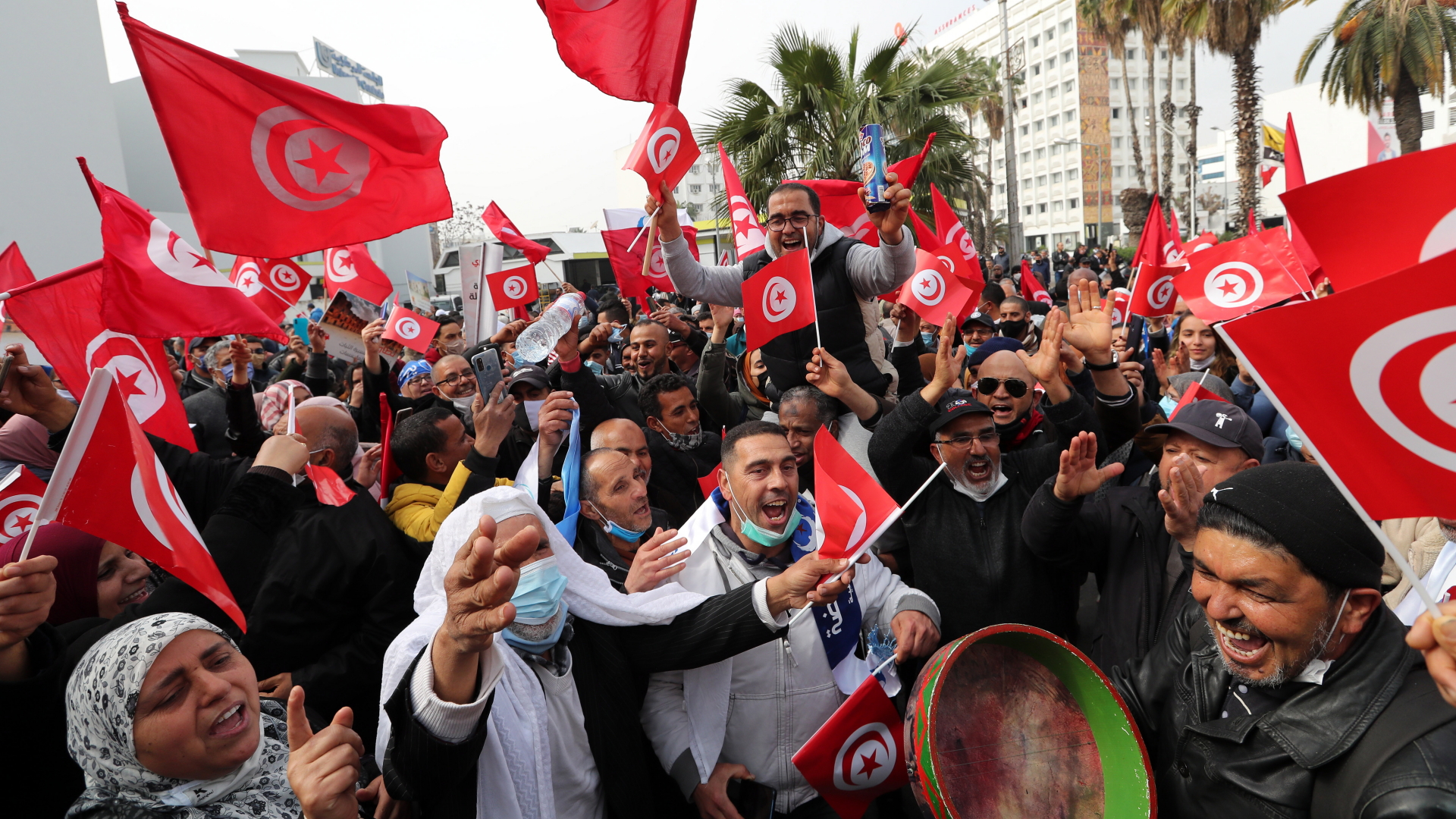 Anhänger der islamisch-konservativen Ennahda ziehen durch Tunis.  | EPA