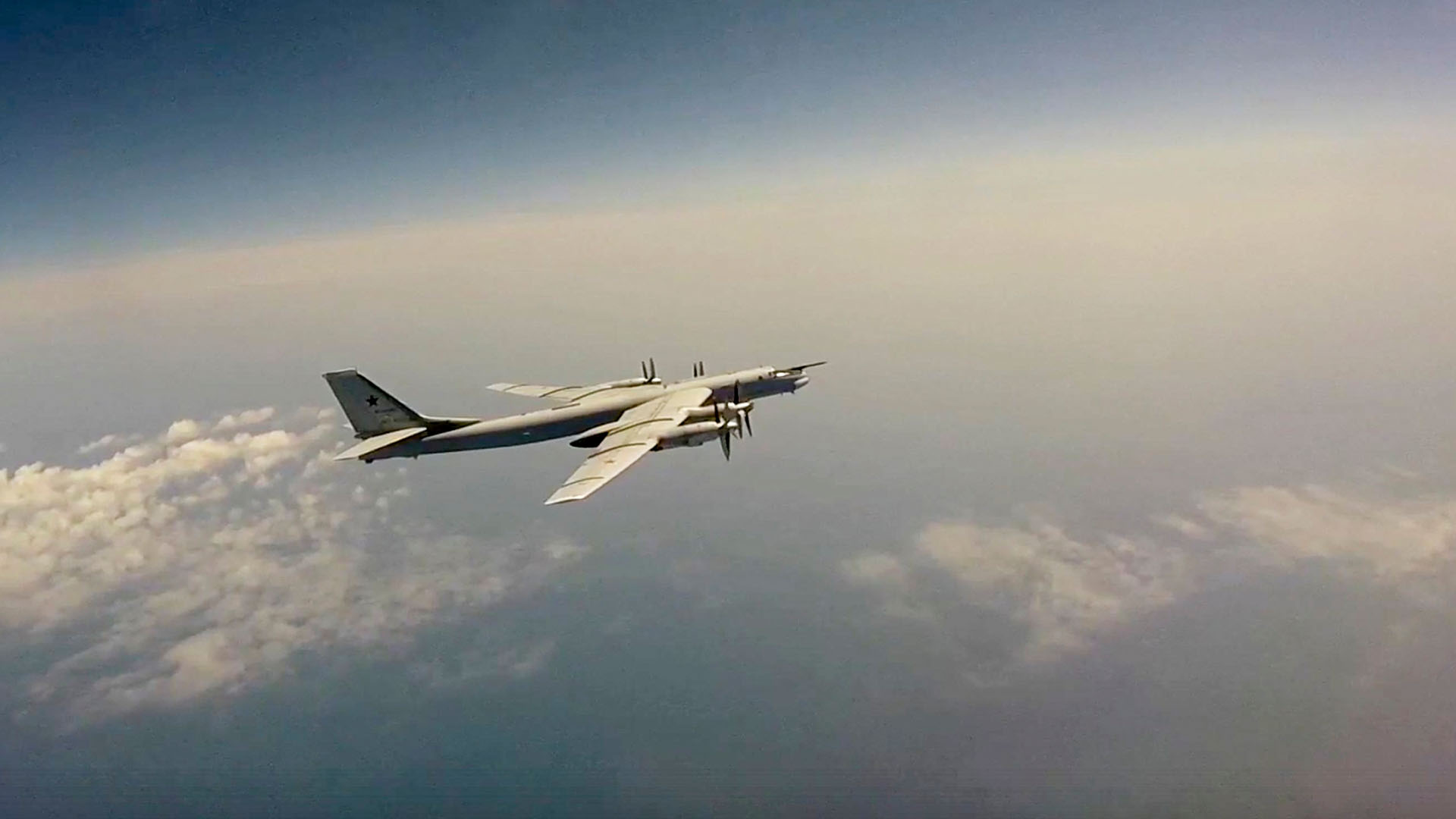 Ein Langstreckenbomber Tupolew Tu-95 der russischen Luftwaffe in der Luft | AP
