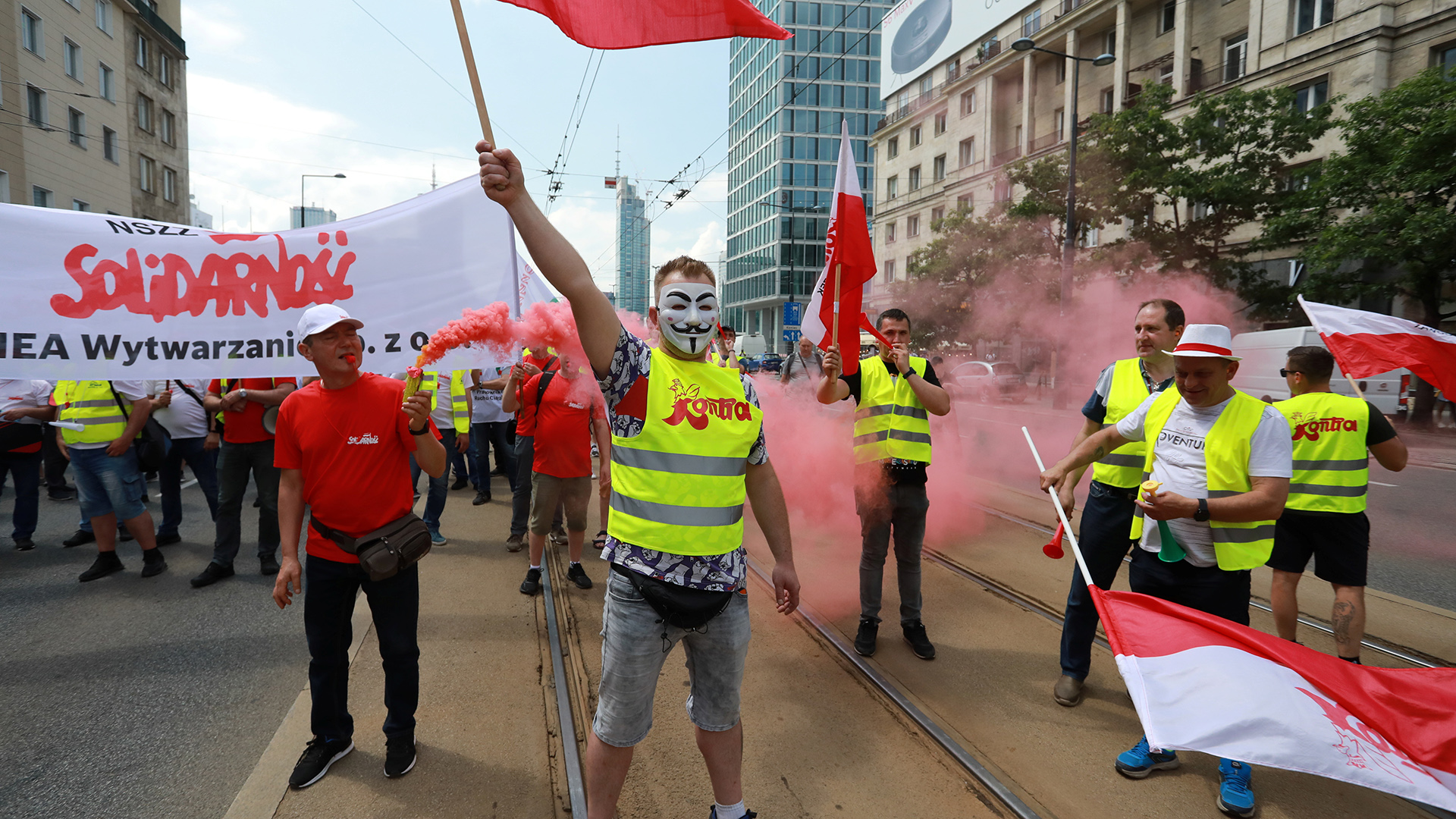 Arbeiter des Kohle- und Energiesektors protestieren gegen eine Anordnung zur Stilllegung des Braunkohletagebaus Turów. | Agencja Gazeta via REUTERS