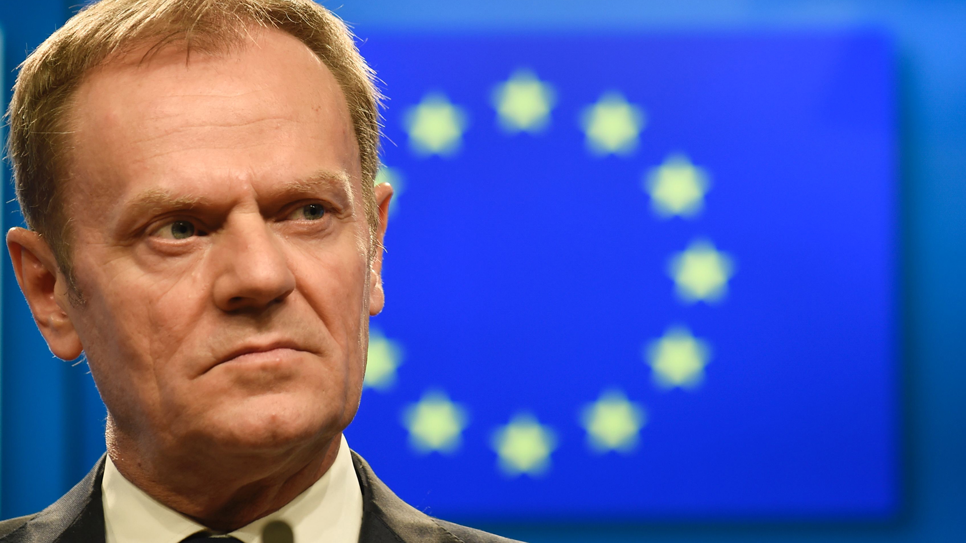 Ratspräsident Tusk vor der EU-Flagge | AFP