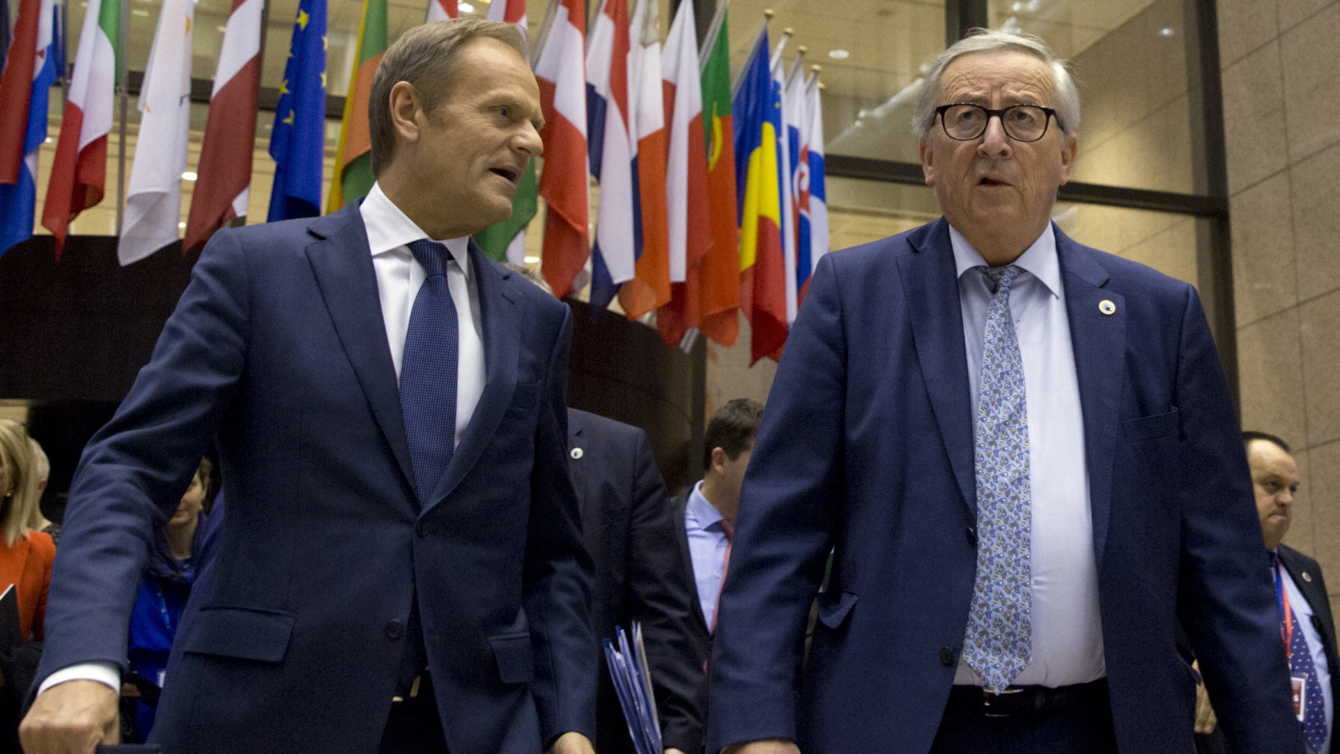 Donald Tusk (l.), Präsident des Europäischen Rates, und Jean-Claude Juncker, Präsident der Europäischen Kommission. | dpa