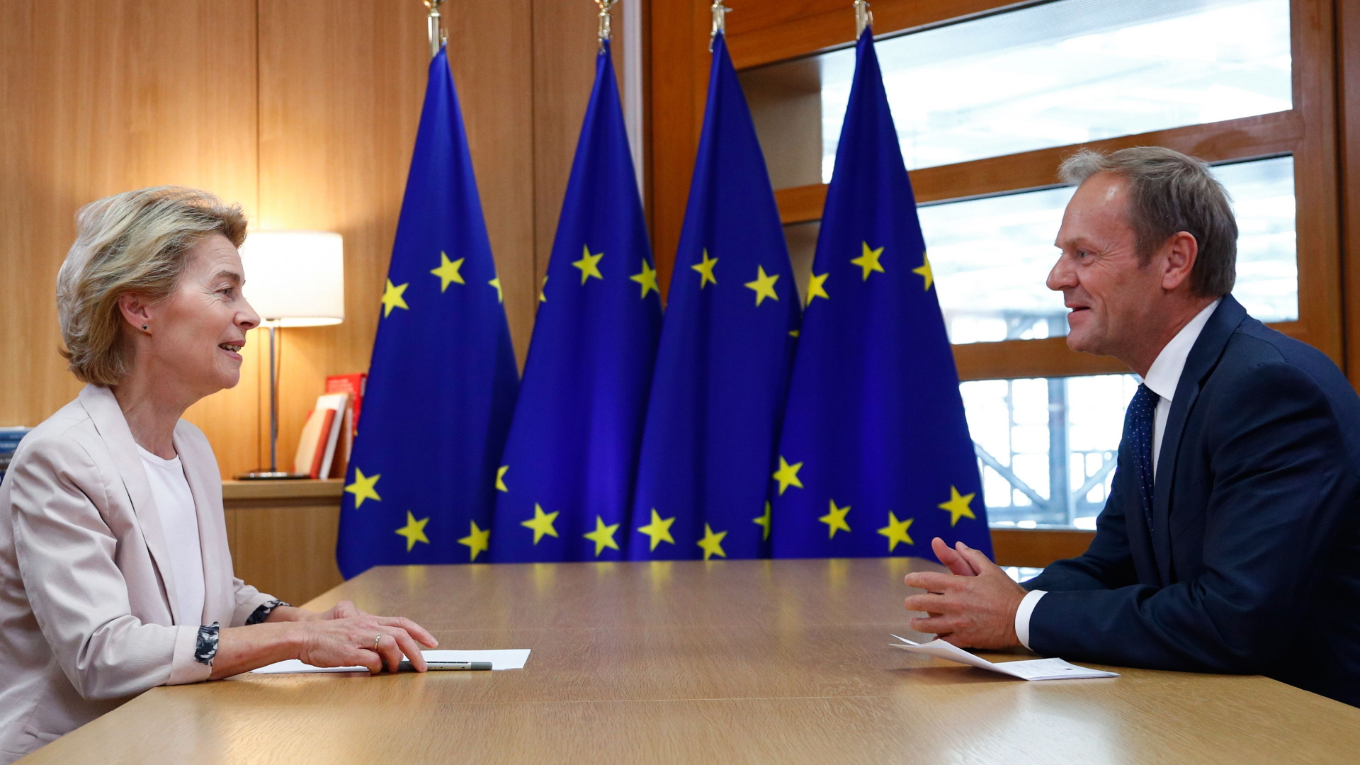 Bundesverteidigungsministerin von der Leyen und EU-Ratspräsident Tusk | AFP