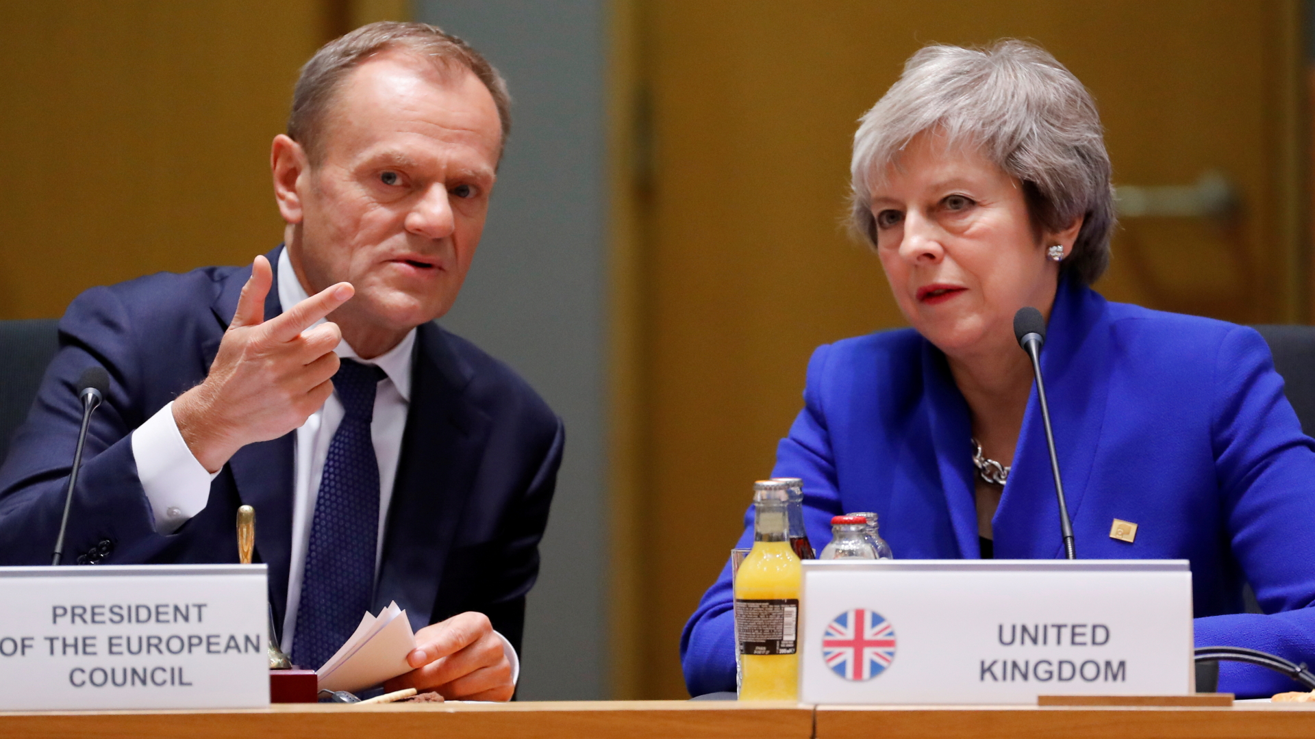 EU-Ratspräsident Donald Tusk spricht mit der britischen Premierministerin Theresa May | REUTERS