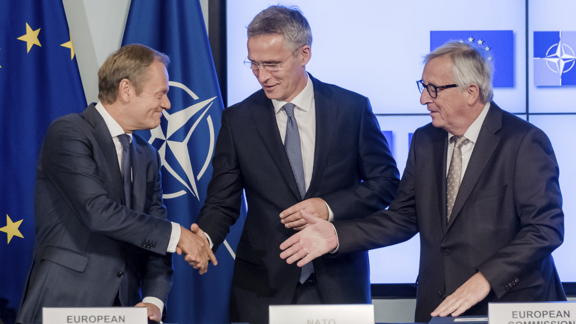 EU-Ratspräsident Donald Tusk, NATO-Generalsekretär Jens Stoltenberg und EU-Kommissionschef Jean-Claude Juncker (v.l.n.r.). | AP