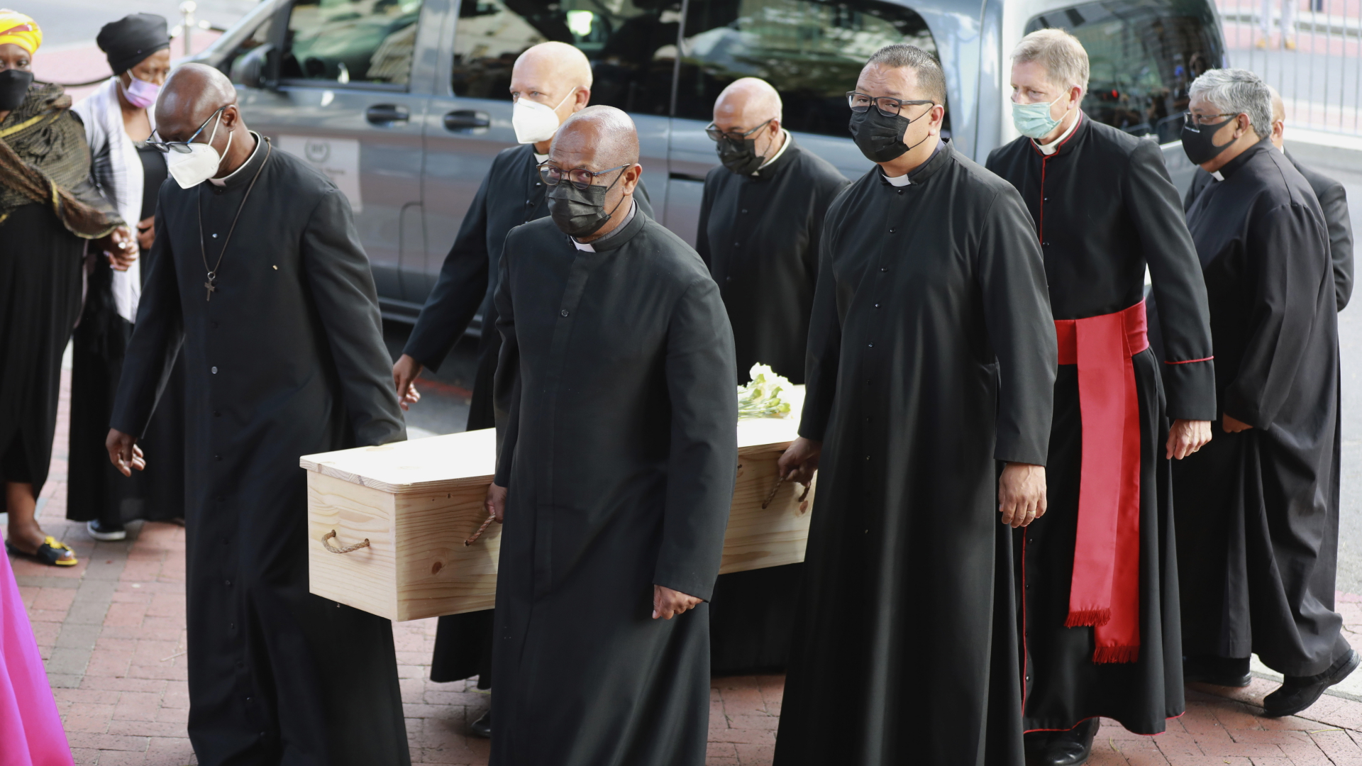 Geistliche tragen den Sarg des anglikanischen Erzbischofs Desmond Tutu in die St.-Georgs-Kathedrale in Kapstadt. | dpa