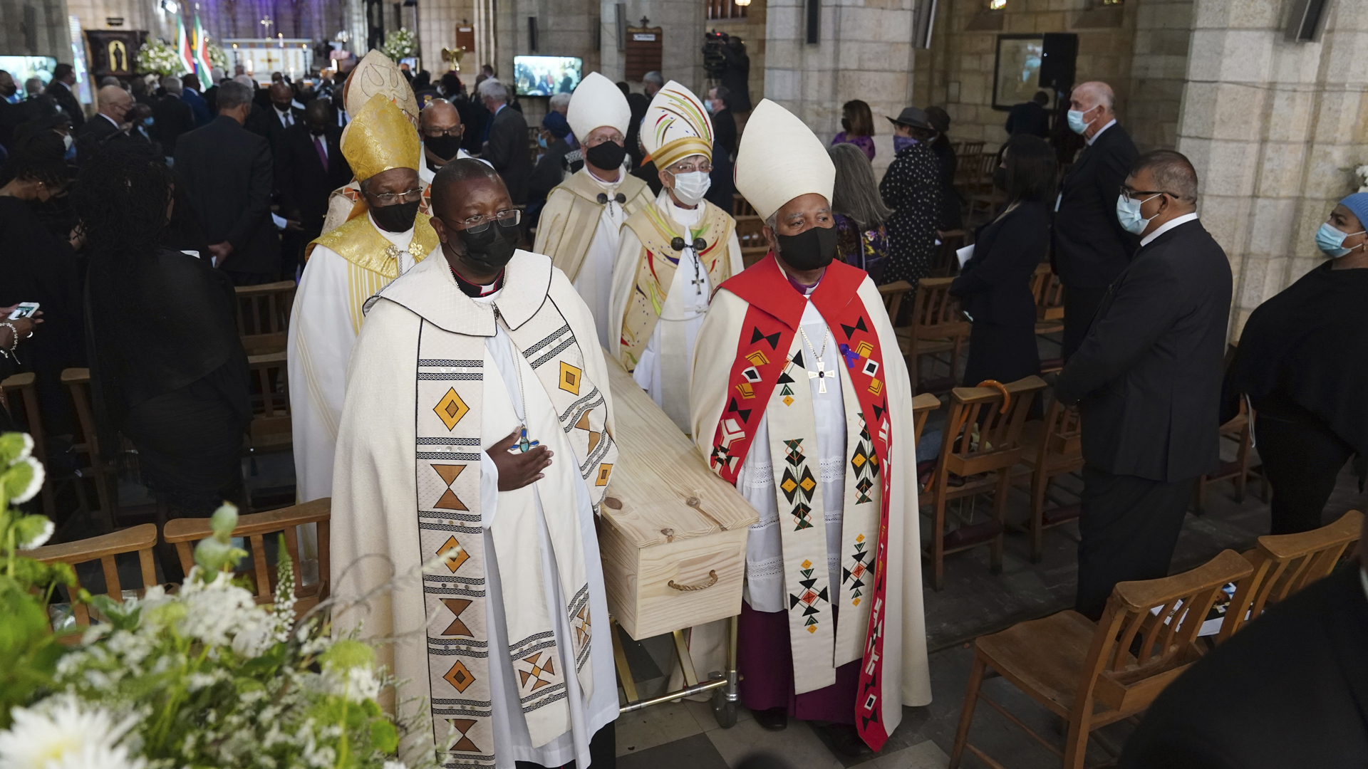Geistliche tragen den schlichten Sarg von Desmond Tutu. | picture alliance / ASSOCIATED PR