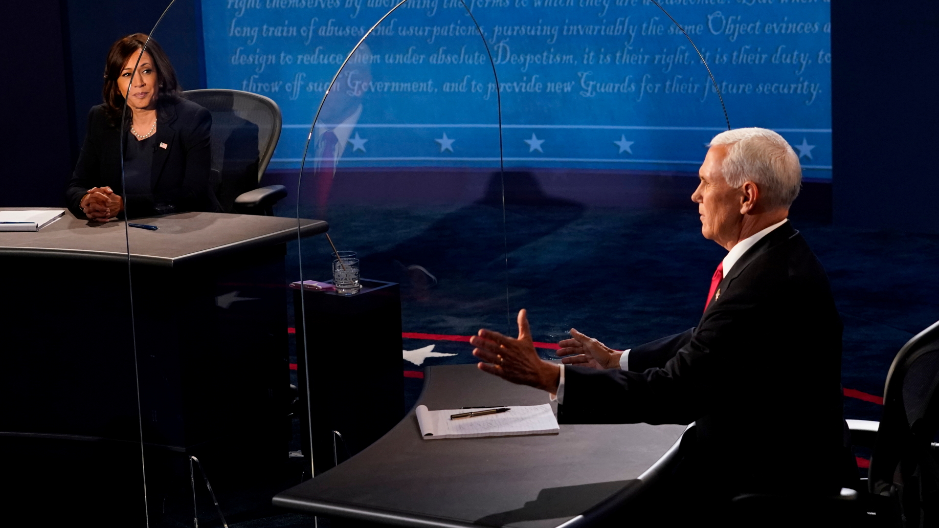 Die demokratische Vizepräsidentschaftskandidatin Kamala Harris (l.) und US-Vizepräsident Mike Pence debattieren. | via REUTERS