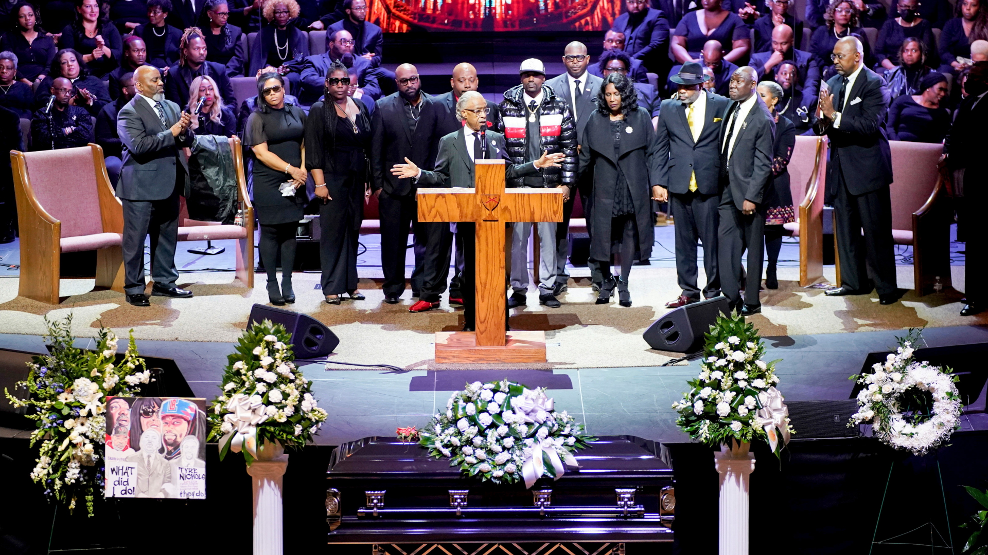 Bürgerrechtler Al Sharpton stellt die Familie von Tyre Nichols während der Trauerfeier für Nichols in der Mississippi Boulevard Christian Church vor.  | dpa