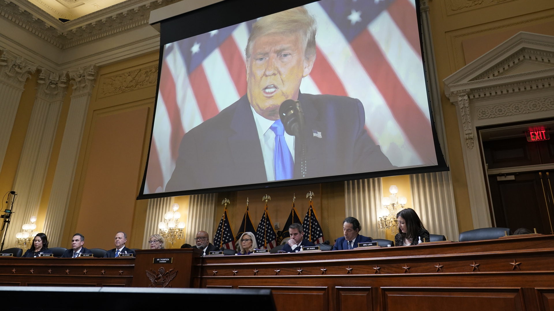 Ein Videoleinwand im Raum des Kapitol-Untersuchungsausschusses zeigt Ex-US-Präsident Trump. | dpa