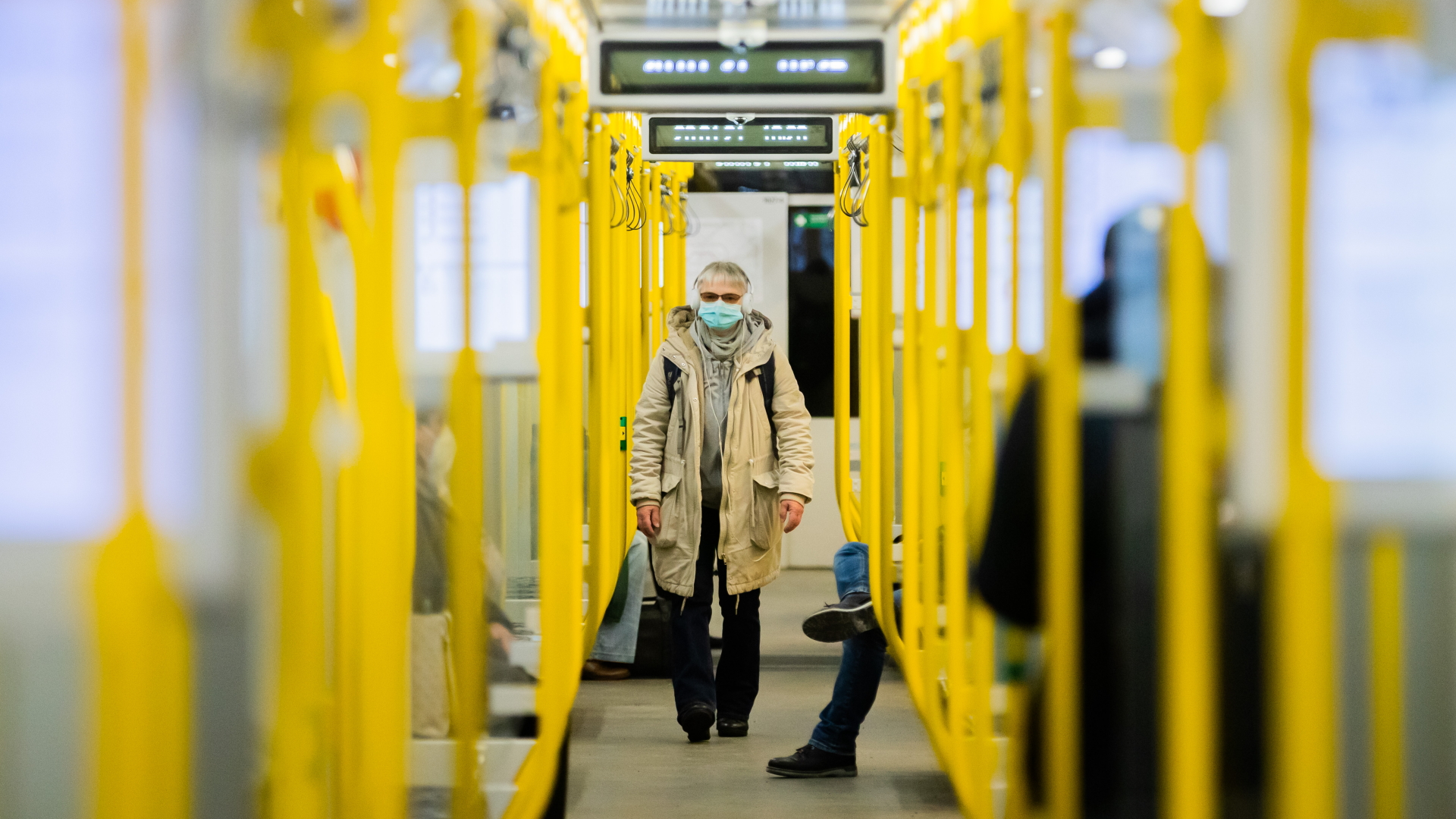 Passagier mit Maske in der Berliner U-Bahn | dpa