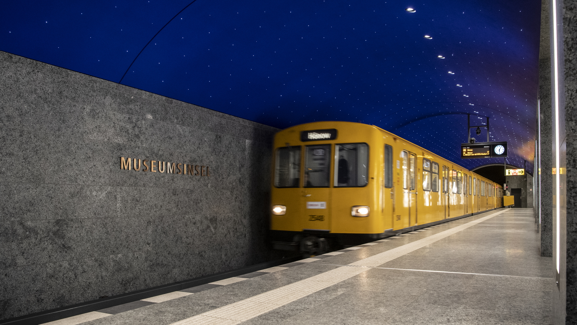 Eine U-Bahn in Berlin fährt in den Bahnhof Museumsinsel ein