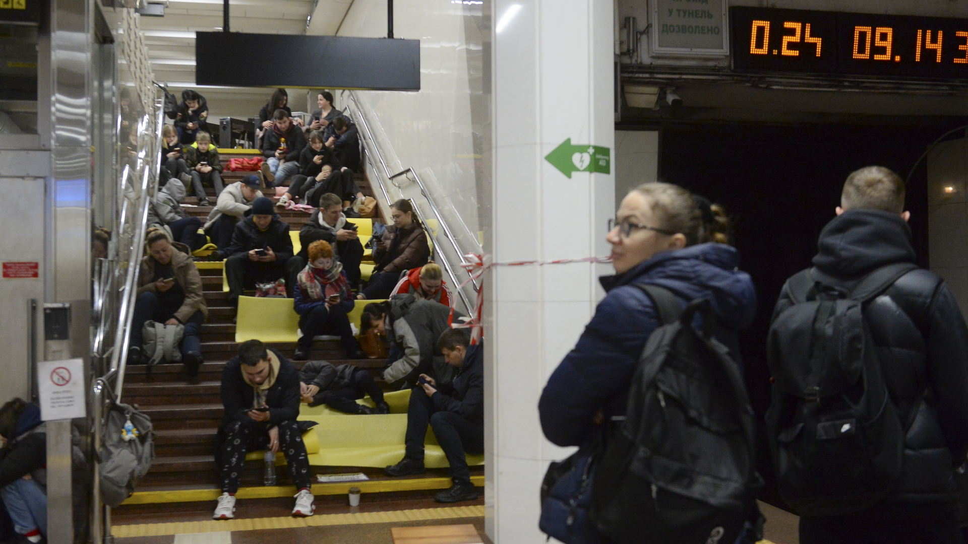 Menschen suchen wegen Luftalarms in einer U-Bahn-Haltestelle Kiews Zuflucht. | EPA