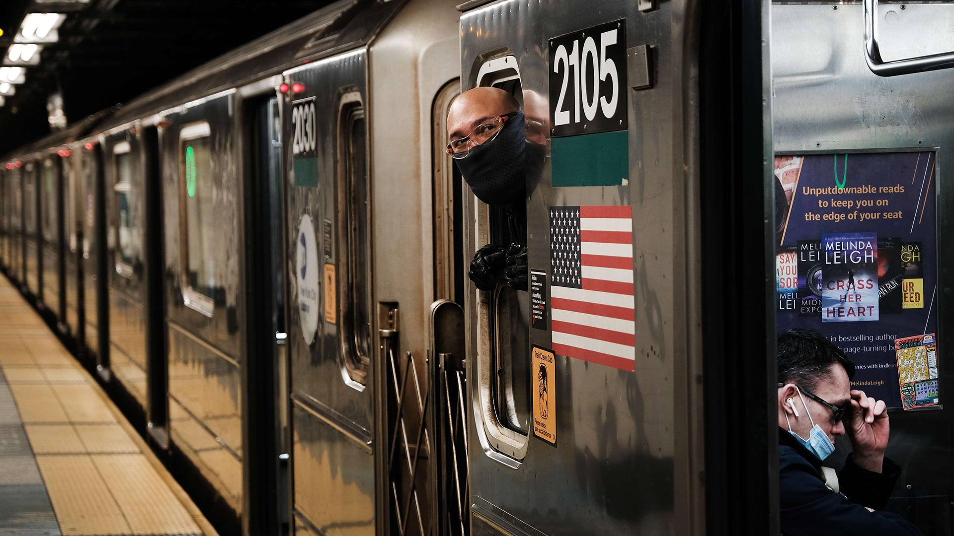Ein Zugfahrer schaut aus einer U-Bahn in New York. | AFP