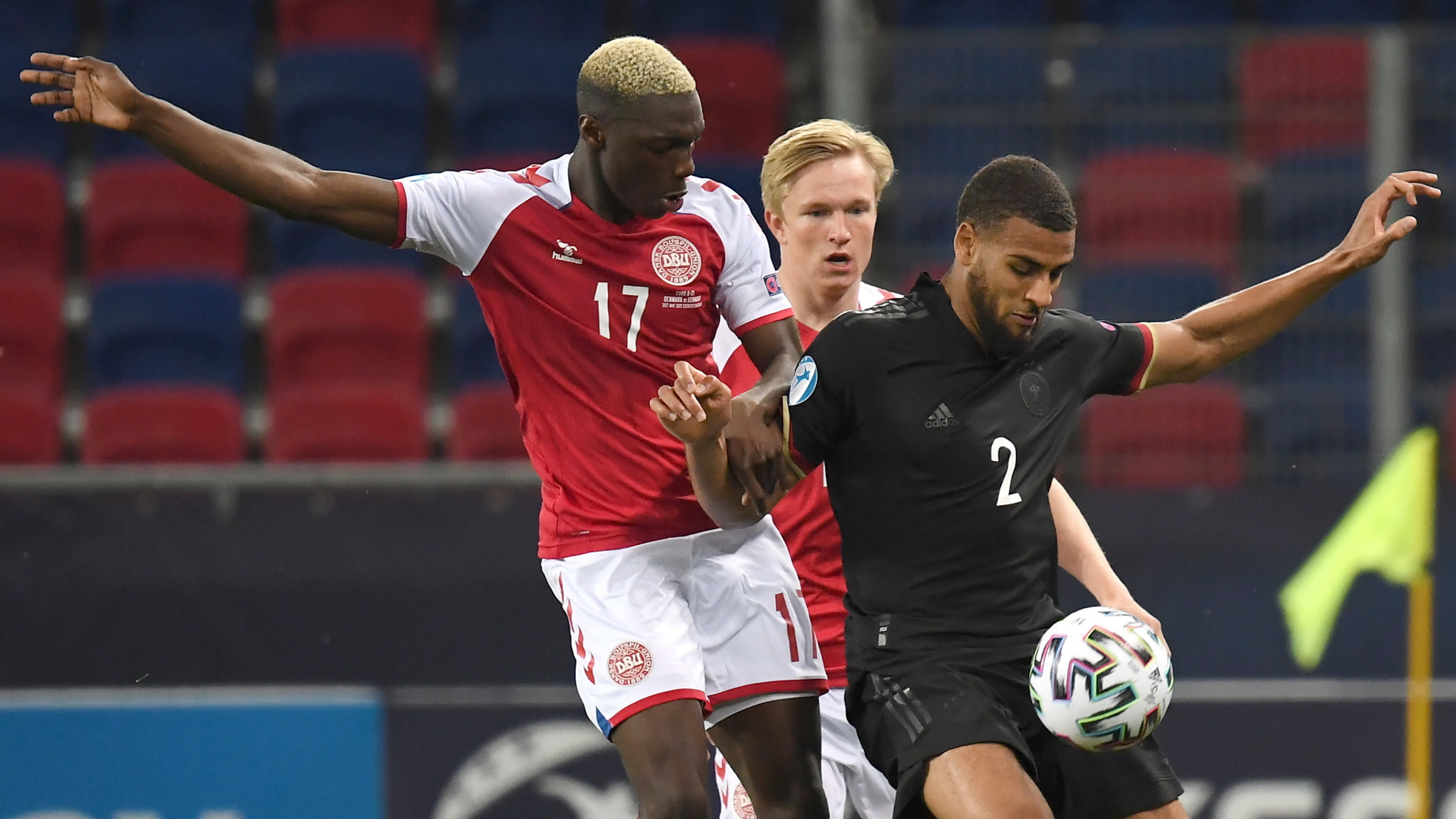 Mohammed Daramy (Dänemark) im Zweikampf mit Josha Vagnoman (Deutschland) im Viertelfinale der U21-Fußball-EM. | EPA