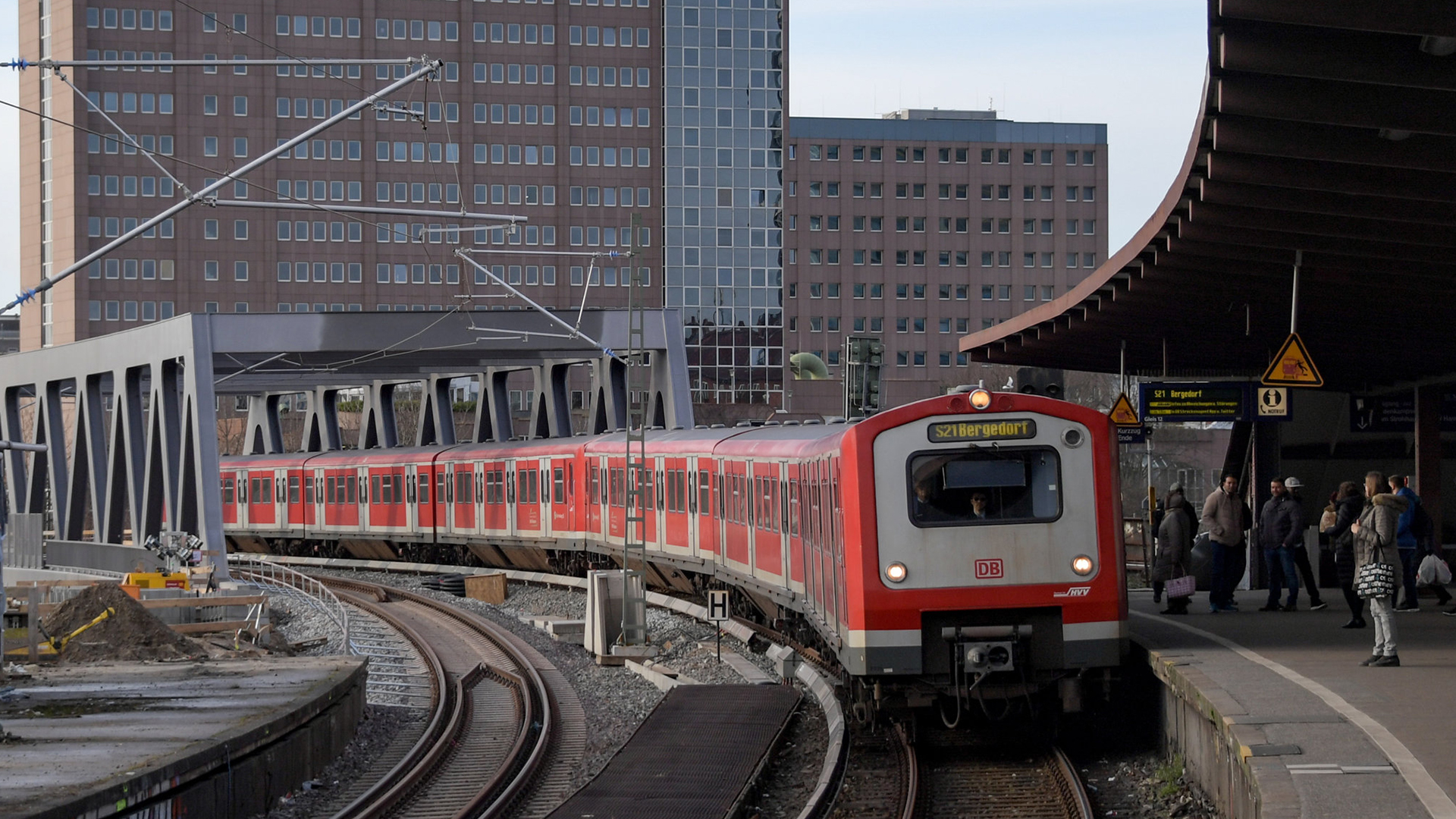 eine U-Bahn fährt in Hamburg in den Bahnhof | dpa
