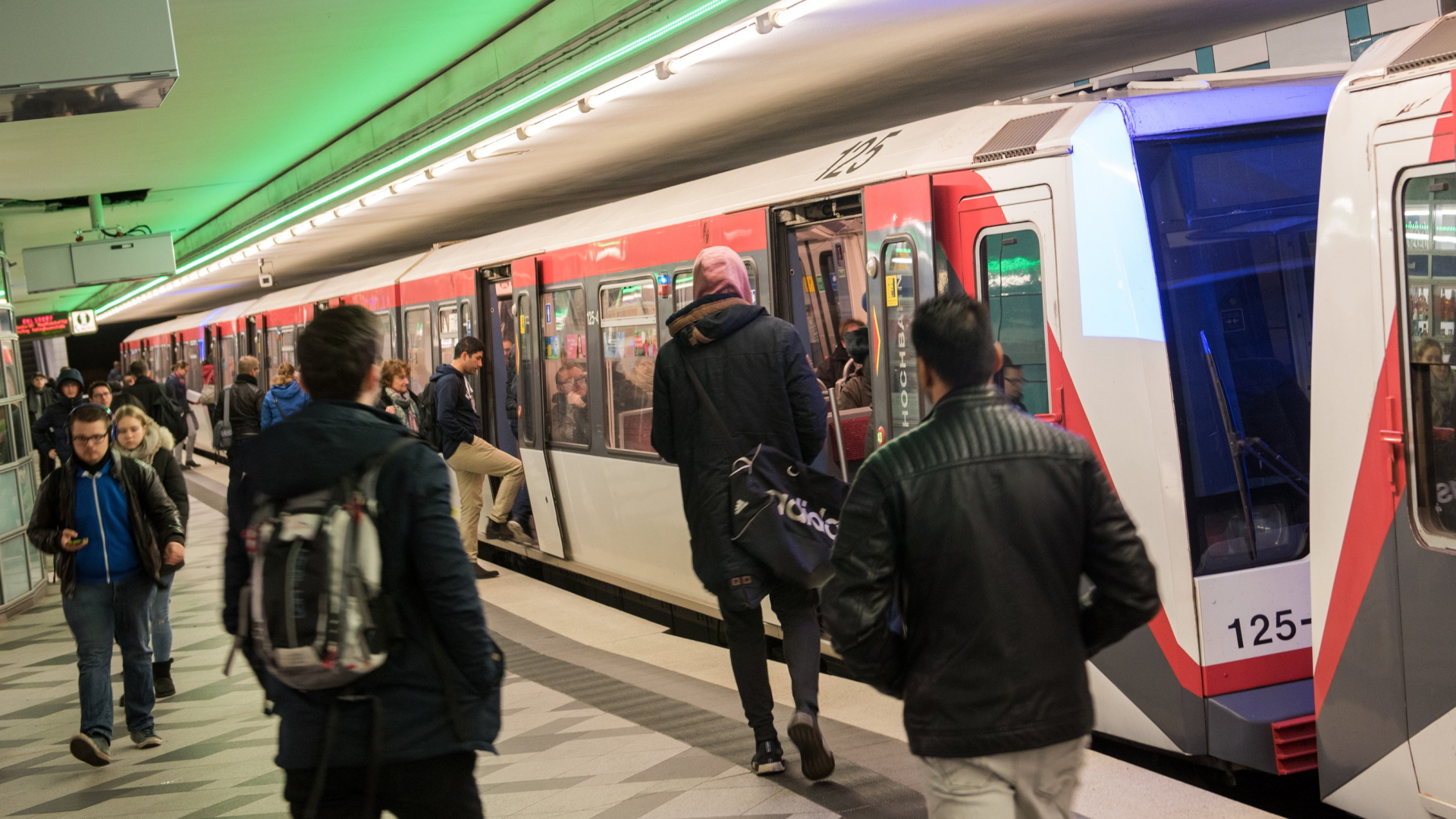 Eine U-Bahn fährt in Hamburg in den Bahnhof | dpa