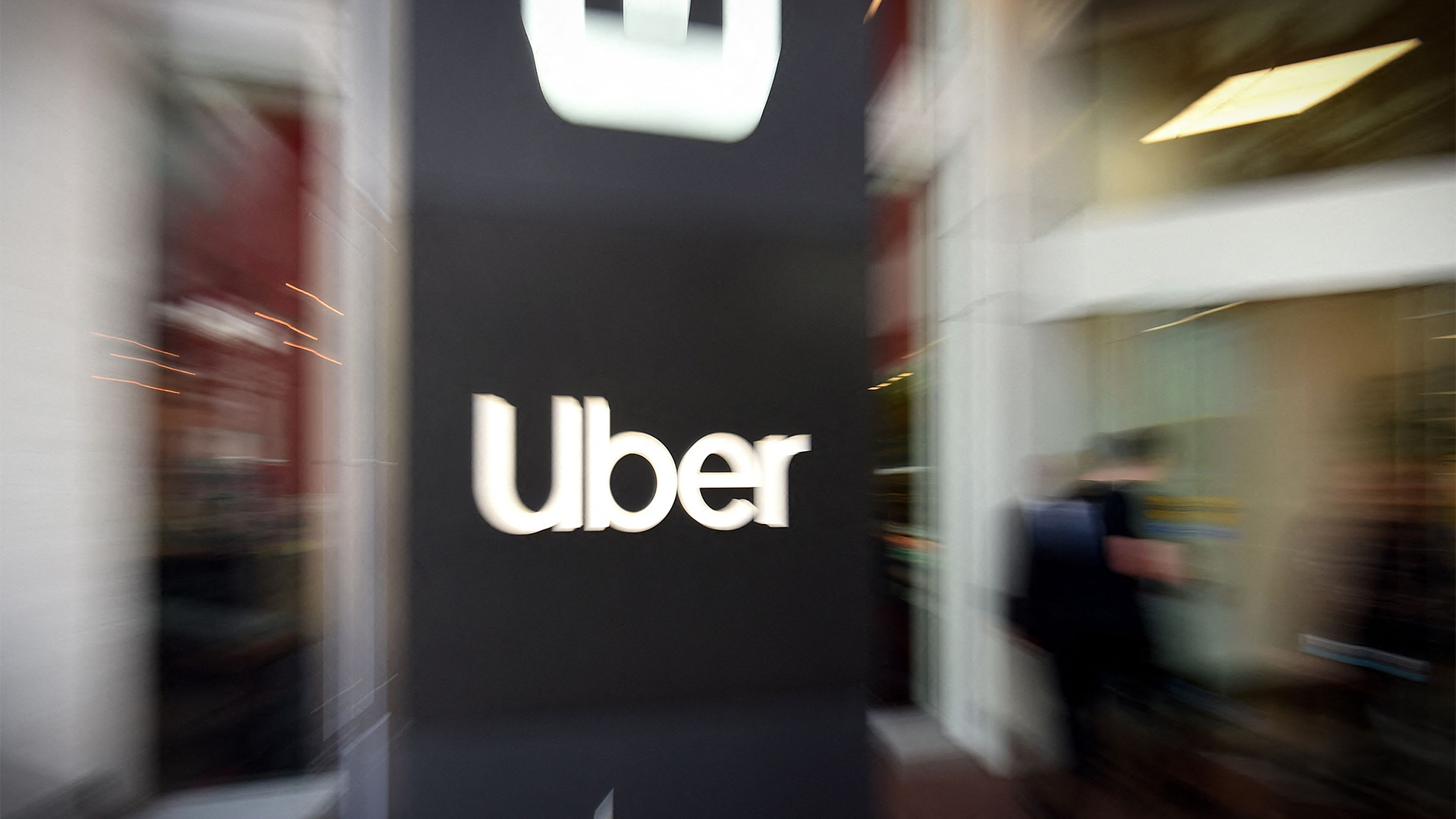 Das Uber-Logo vor dem Hauptsitz des Unternehmens in San Francisco, Kalifornien. | AFP