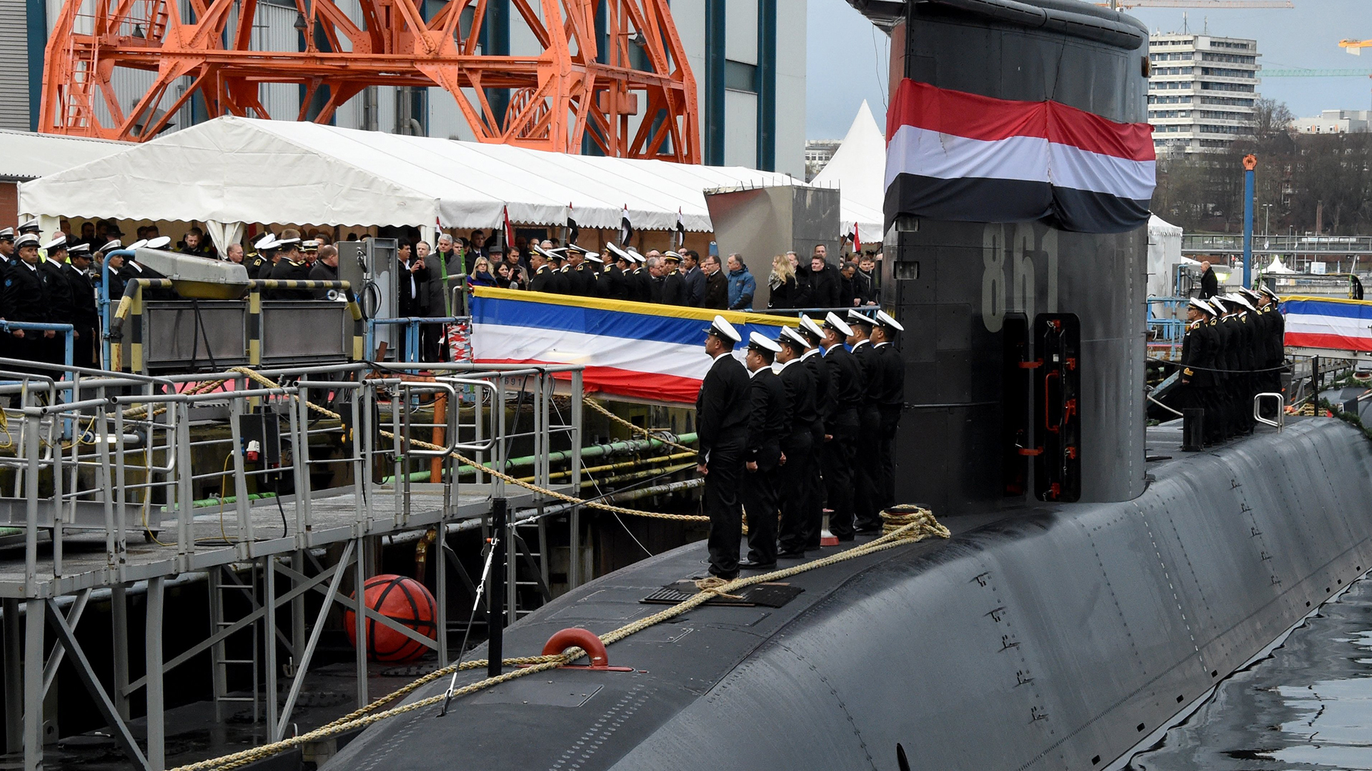  Besatzungsmitglieder stehen auf der Werft von ThyssenKrupp Marine Systems bei der Übergabe eines neuen U-Bootes an die Marine der Arabischen Republik Ägypten auf dem Boot "S-41". | dpa