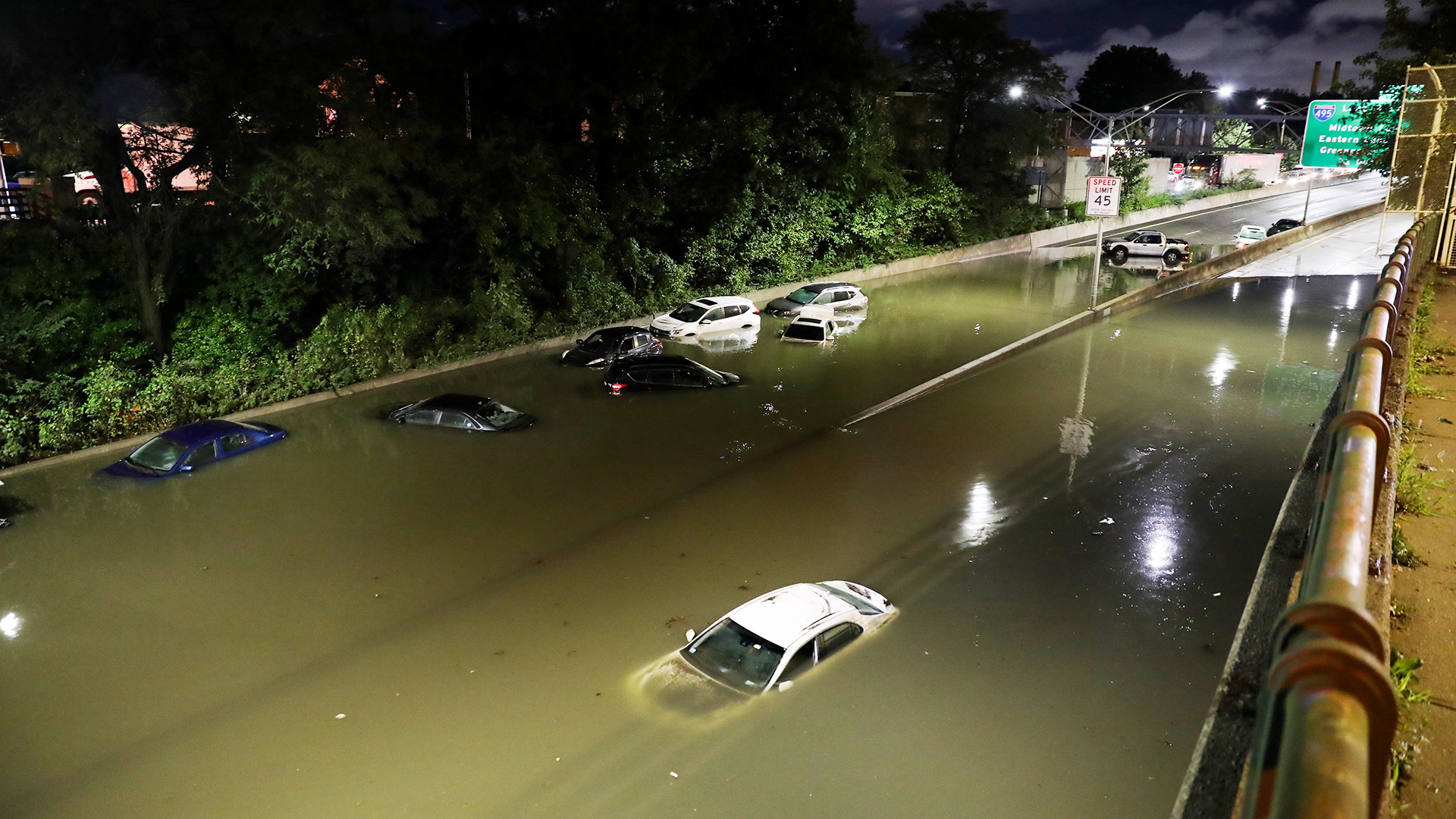 Eine Straße in New York steht unter Wasser. | dpa