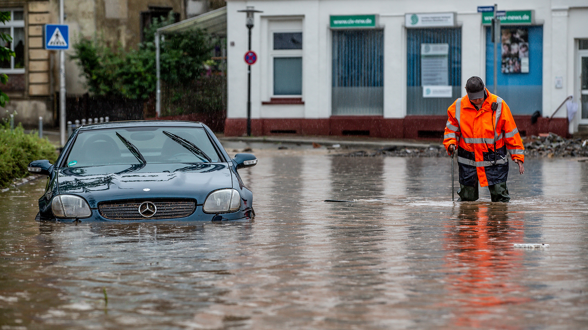 Ein Auto steht unter Wasser: Überschwemmung nach Starkregen in Hagen | dpa