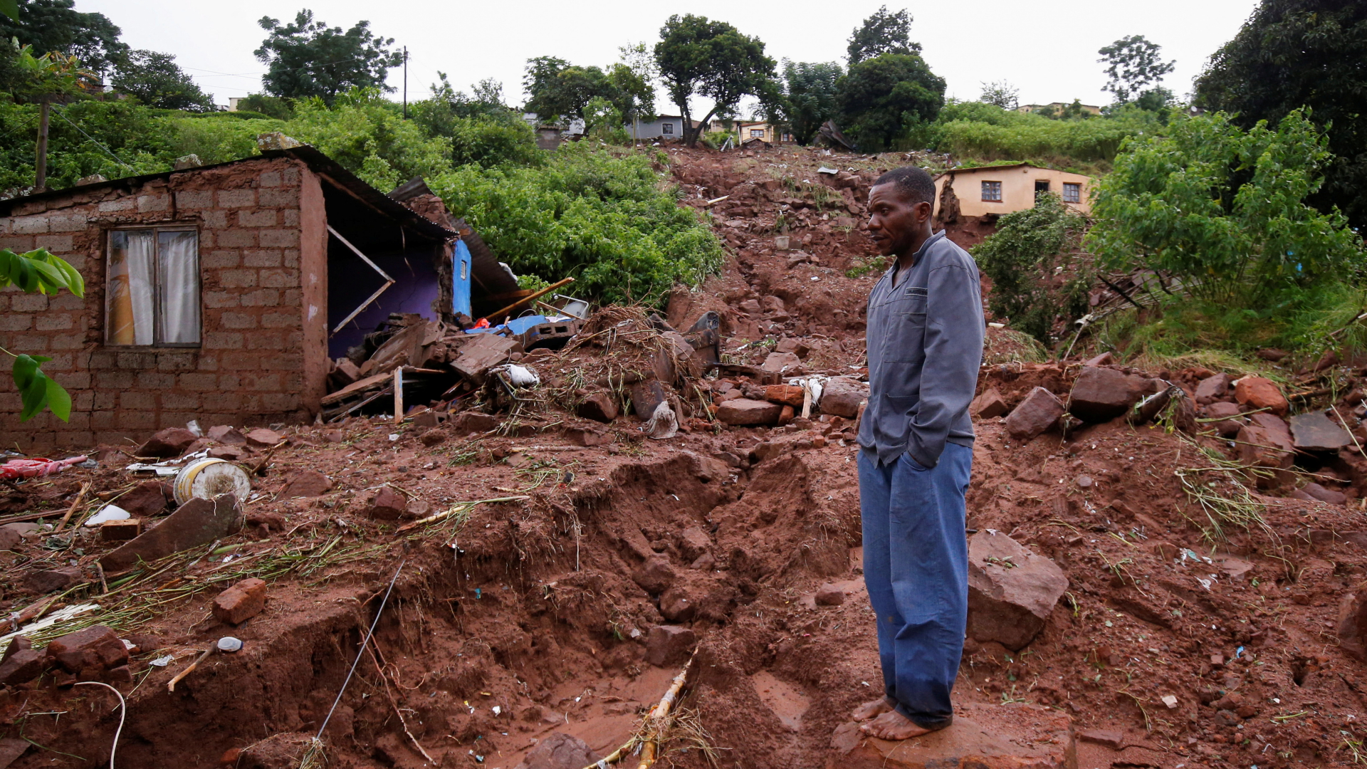 Ein Mann blickt auf die Trümmer seines Hauses in Durban, Südafrika. | REUTERS