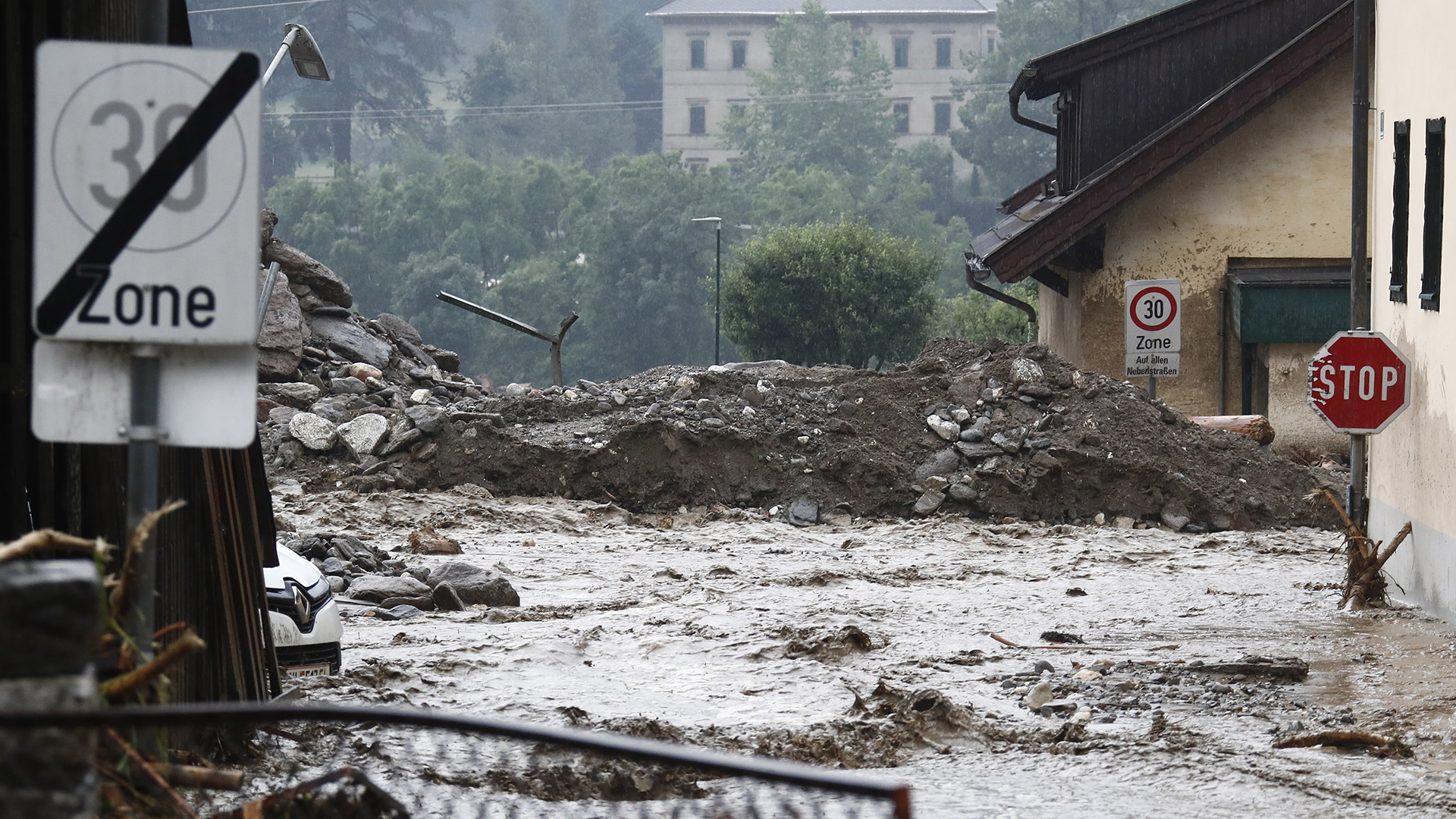 Hochwasser überschwemmt nach schweren Unwettern eine Straße in Treffen (Österreich). | dpa