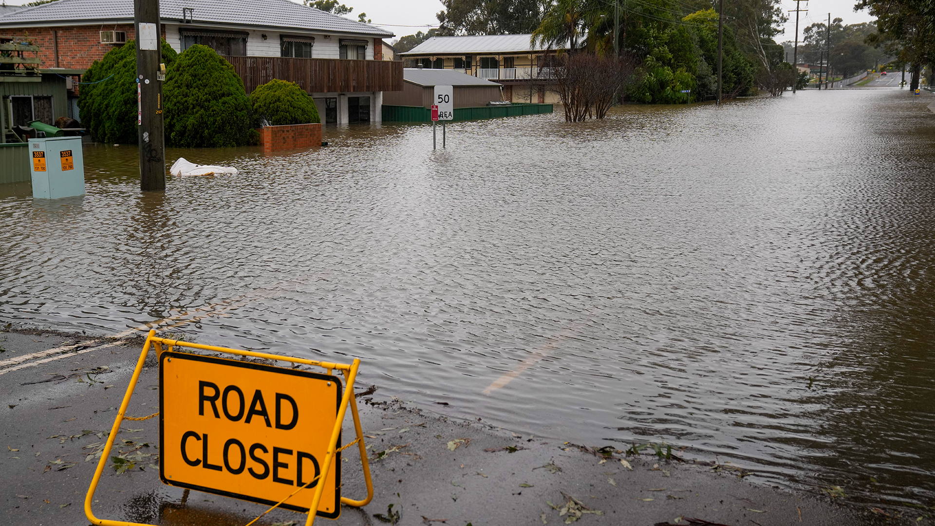 Eine Straße am Stadtrand von Sydney ist überflutet. | dpa